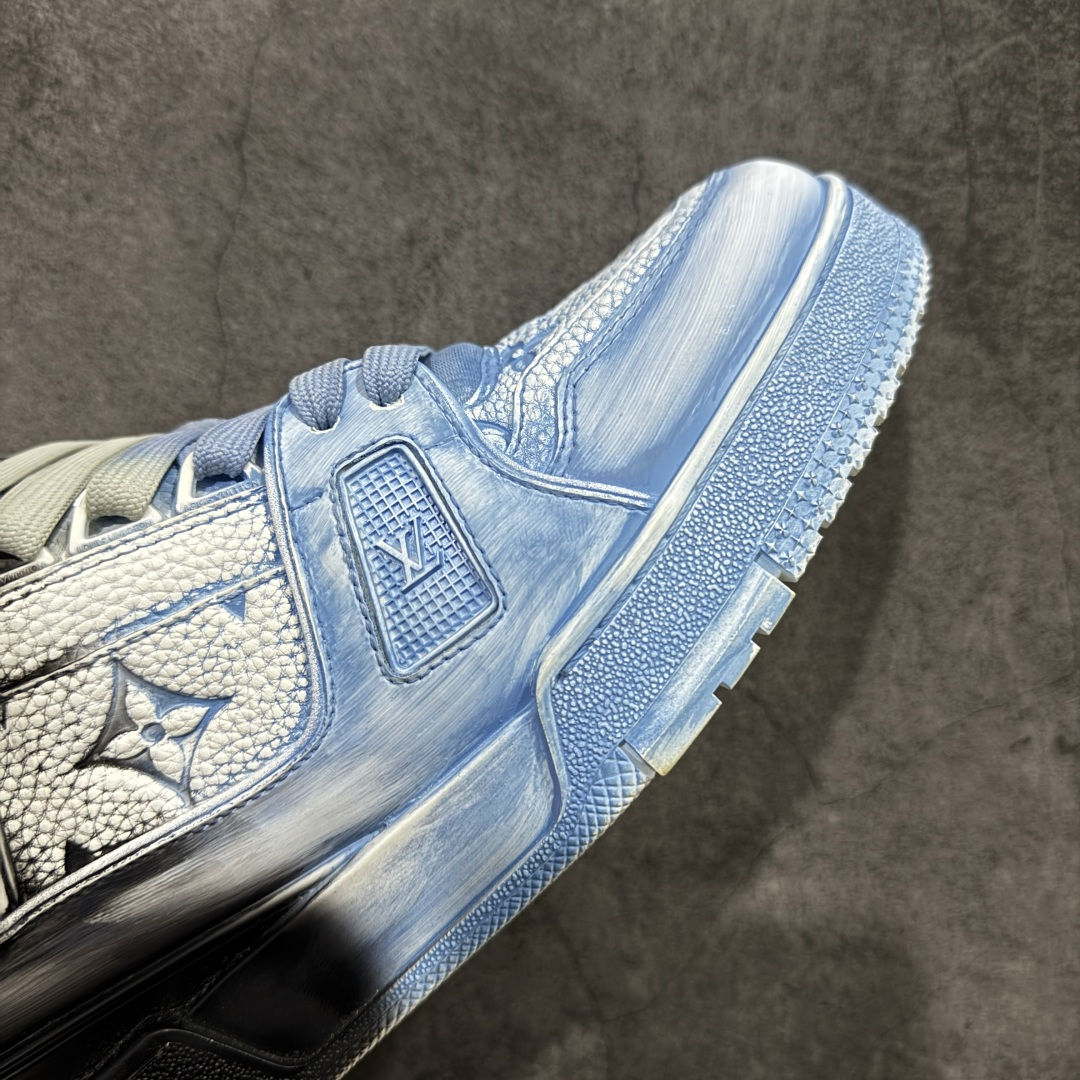 图片[6]-【YS纯原】广奢高端货 LOUIS VUITTON Trainer 水洗板鞋 ✦ LV Trainer 经典版型 · 水洗做旧风格 ✦ 原厂水洗工艺，每一双纹理自然不同 ✦ 复古质感拉满，街头氛围更高级 ✦ 鞋面采用头层小牛皮＋水洗帆布拼接 ✦ 色落自然不突兀，耐看不廉价 ✦ 原楦型开发，鞋型挺拔显脚小 ✦ 私模 TPU 组合大底 ✦ 脚感稳定，日常行走不累脚 ✦ 细节对版，整体完成度高 ✦ 专柜级包装＋配件齐全 ✦ 日常穿搭 / 情侣搭配 / 潮流首选 尺码：39-45-选品中心