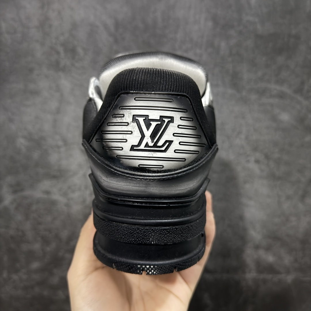 图片[4]-【YS纯原】广奢高端货 LOUIS VUITTON Trainer 水洗板鞋 ✦ LV Trainer 经典版型 · 水洗做旧风格 ✦ 原厂水洗工艺，每一双纹理自然不同 ✦ 复古质感拉满，街头氛围更高级 ✦ 鞋面采用头层小牛皮＋水洗帆布拼接 ✦ 色落自然不突兀，耐看不廉价 ✦ 原楦型开发，鞋型挺拔显脚小 ✦ 私模 TPU 组合大底 ✦ 脚感稳定，日常行走不累脚 ✦ 细节对版，整体完成度高 ✦ 专柜级包装＋配件齐全 ✦ 日常穿搭 / 情侣搭配 / 潮流首选 尺码：39-45-选品中心
