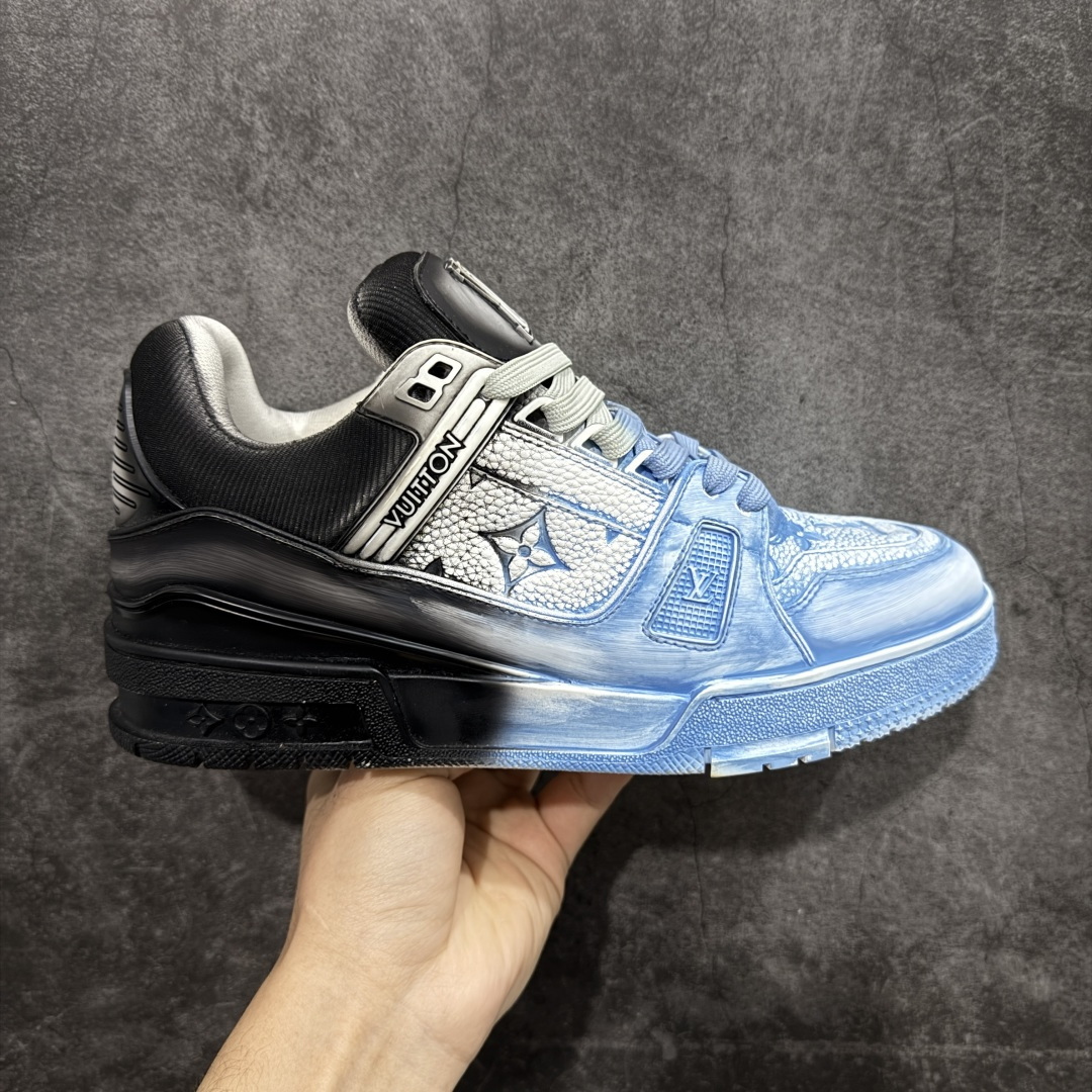 【YS纯原】广奢高端货 LOUIS VUITTON Trainer 水洗板鞋 ✦ LV Trainer 经典版型 · 水洗做旧风格 ✦ 原厂水洗工艺，每一双纹理自然不同 ✦ 复古质感拉满，街头氛围更高级 ✦ 鞋面采用头层小牛皮＋水洗帆布拼接 ✦ 色落自然不突兀，耐看不廉价 ✦ 原楦型开发，鞋型挺拔显脚小 ✦ 私模 TPU 组合大底 ✦ 脚感稳定，日常行走不累脚 ✦ 细节对版，整体完成度高 ✦ 专柜级包装＋配件齐全 ✦ 日常穿搭 / 情侣搭配 / 潮流首选 尺码：39-45-选品中心