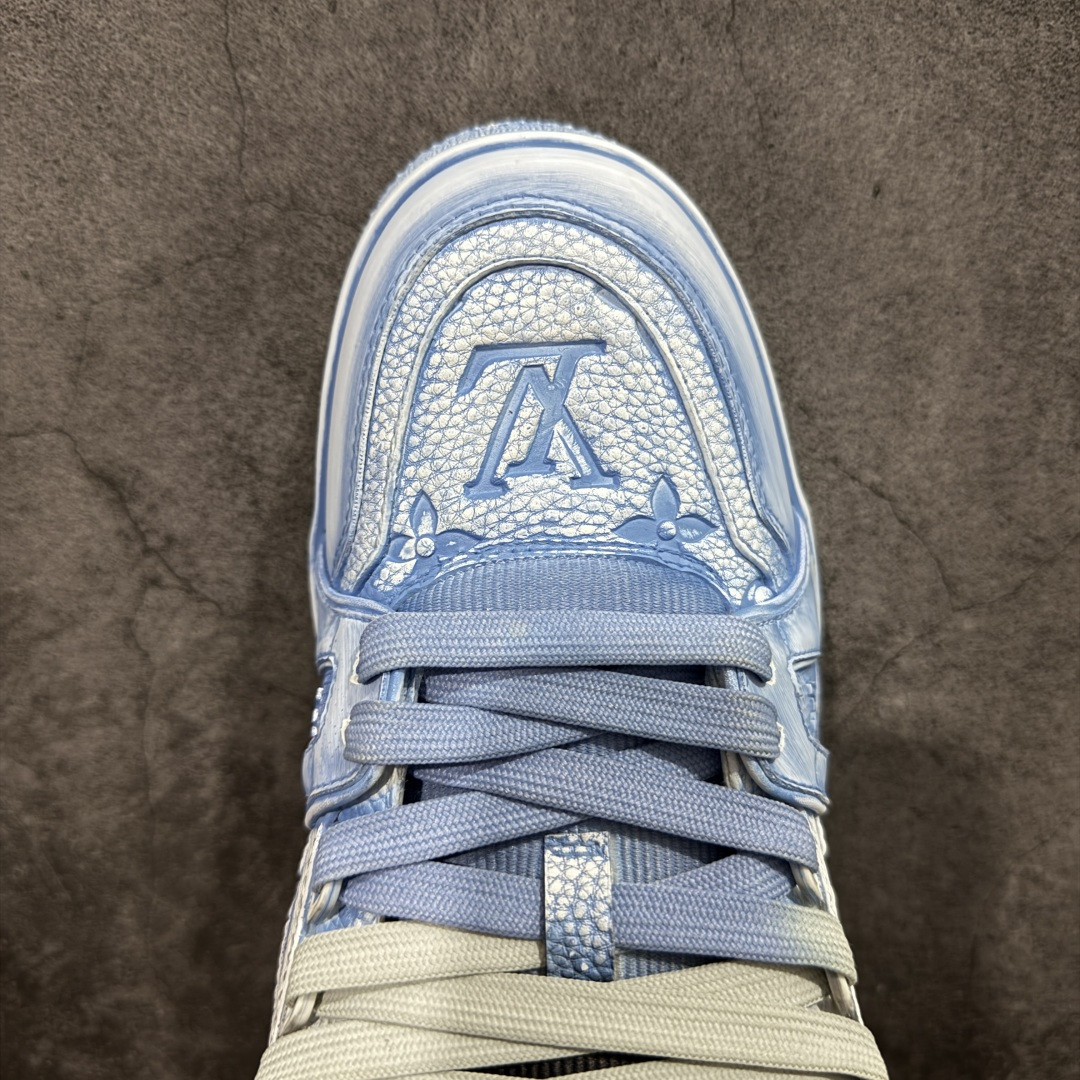 图片[5]-【YS纯原】广奢高端货 LOUIS VUITTON Trainer 水洗板鞋 ✦ LV Trainer 经典版型 · 水洗做旧风格 ✦ 原厂水洗工艺，每一双纹理自然不同 ✦ 复古质感拉满，街头氛围更高级 ✦ 鞋面采用头层小牛皮＋水洗帆布拼接 ✦ 色落自然不突兀，耐看不廉价 ✦ 原楦型开发，鞋型挺拔显脚小 ✦ 私模 TPU 组合大底 ✦ 脚感稳定，日常行走不累脚 ✦ 细节对版，整体完成度高 ✦ 专柜级包装＋配件齐全 ✦ 日常穿搭 / 情侣搭配 / 潮流首选 尺码：39-45-选品中心