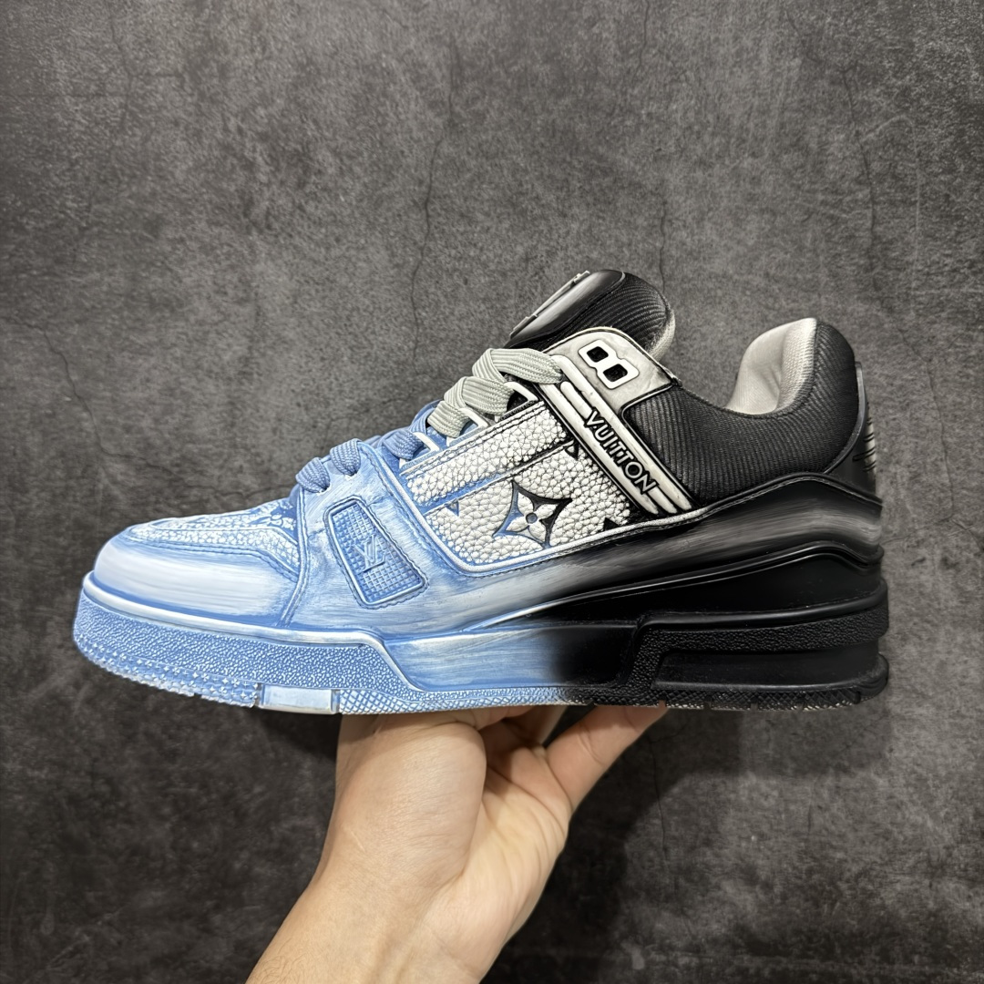 图片[2]-【YS纯原】广奢高端货 LOUIS VUITTON Trainer 水洗板鞋 ✦ LV Trainer 经典版型 · 水洗做旧风格 ✦ 原厂水洗工艺，每一双纹理自然不同 ✦ 复古质感拉满，街头氛围更高级 ✦ 鞋面采用头层小牛皮＋水洗帆布拼接 ✦ 色落自然不突兀，耐看不廉价 ✦ 原楦型开发，鞋型挺拔显脚小 ✦ 私模 TPU 组合大底 ✦ 脚感稳定，日常行走不累脚 ✦ 细节对版，整体完成度高 ✦ 专柜级包装＋配件齐全 ✦ 日常穿搭 / 情侣搭配 / 潮流首选 尺码：39-45-选品中心