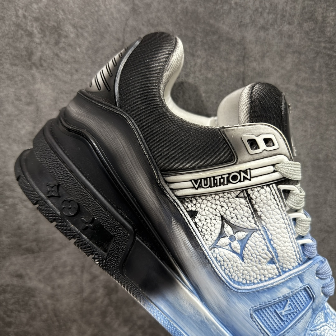 图片[7]-【YS纯原】广奢高端货 LOUIS VUITTON Trainer 水洗板鞋 ✦ LV Trainer 经典版型 · 水洗做旧风格 ✦ 原厂水洗工艺，每一双纹理自然不同 ✦ 复古质感拉满，街头氛围更高级 ✦ 鞋面采用头层小牛皮＋水洗帆布拼接 ✦ 色落自然不突兀，耐看不廉价 ✦ 原楦型开发，鞋型挺拔显脚小 ✦ 私模 TPU 组合大底 ✦ 脚感稳定，日常行走不累脚 ✦ 细节对版，整体完成度高 ✦ 专柜级包装＋配件齐全 ✦ 日常穿搭 / 情侣搭配 / 潮流首选 尺码：39-45-选品中心