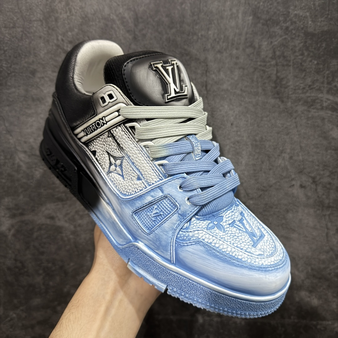 图片[3]-【YS纯原】广奢高端货 LOUIS VUITTON Trainer 水洗板鞋 ✦ LV Trainer 经典版型 · 水洗做旧风格 ✦ 原厂水洗工艺，每一双纹理自然不同 ✦ 复古质感拉满，街头氛围更高级 ✦ 鞋面采用头层小牛皮＋水洗帆布拼接 ✦ 色落自然不突兀，耐看不廉价 ✦ 原楦型开发，鞋型挺拔显脚小 ✦ 私模 TPU 组合大底 ✦ 脚感稳定，日常行走不累脚 ✦ 细节对版，整体完成度高 ✦ 专柜级包装＋配件齐全 ✦ 日常穿搭 / 情侣搭配 / 潮流首选 尺码：39-45-选品中心