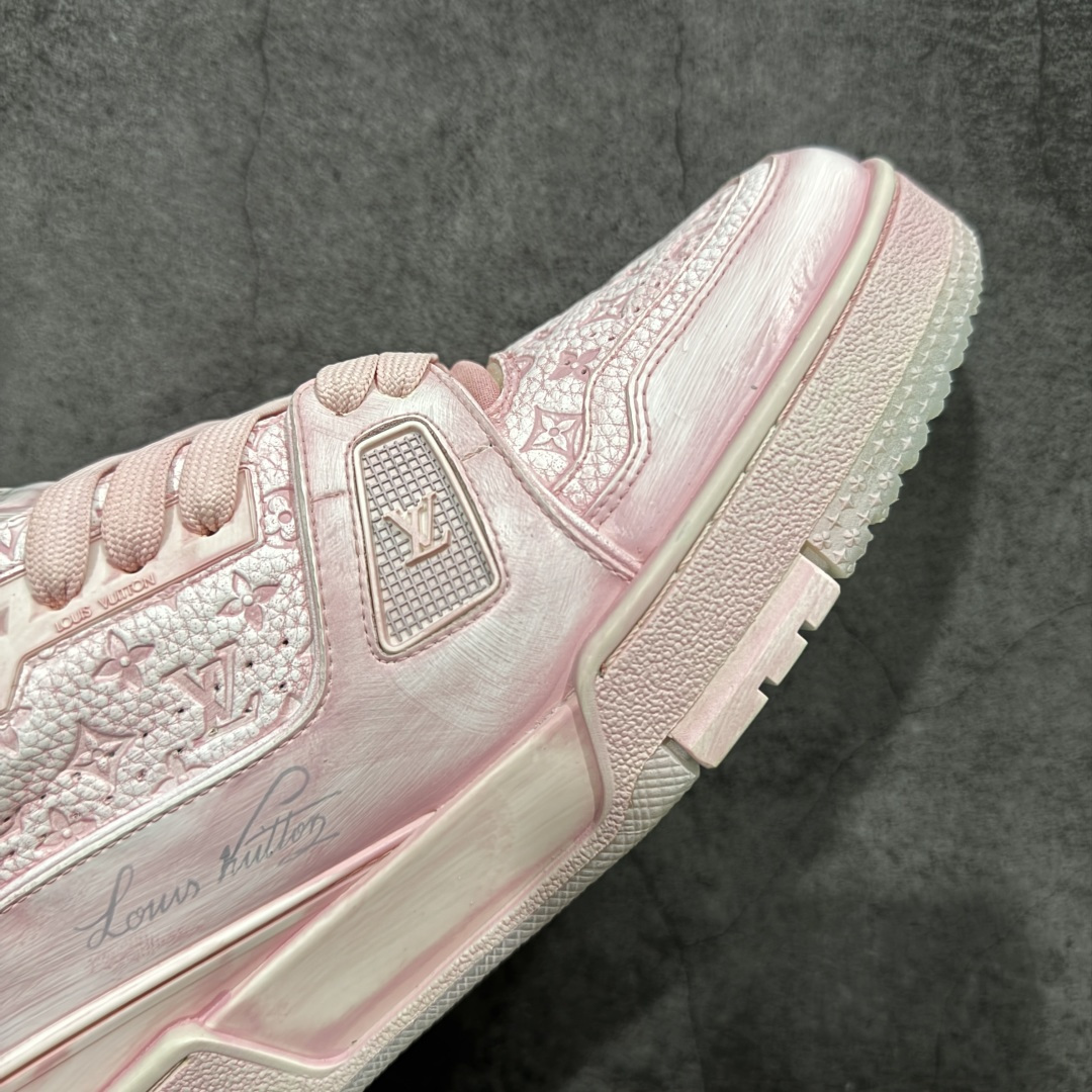 图片[6]-【YS纯原】广奢高端货 LOUIS VUITTON Trainer 水洗板鞋 ✦ LV Trainer 经典版型 · 水洗做旧风格 ✦ 原厂水洗工艺，每一双纹理自然不同 ✦ 复古质感拉满，街头氛围更高级 ✦ 鞋面采用头层小牛皮＋水洗帆布拼接 ✦ 色落自然不突兀，耐看不廉价 ✦ 原楦型开发，鞋型挺拔显脚小 ✦ 私模 TPU 组合大底 ✦ 脚感稳定，日常行走不累脚 ✦ 细节对版，整体完成度高 ✦ 专柜级包装＋配件齐全 ✦ 日常穿搭 / 情侣搭配 / 潮流首选 尺码：39-45-选品中心