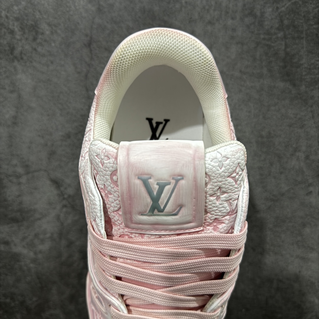 图片[8]-【YS纯原】广奢高端货 LOUIS VUITTON Trainer 水洗板鞋 ✦ LV Trainer 经典版型 · 水洗做旧风格 ✦ 原厂水洗工艺，每一双纹理自然不同 ✦ 复古质感拉满，街头氛围更高级 ✦ 鞋面采用头层小牛皮＋水洗帆布拼接 ✦ 色落自然不突兀，耐看不廉价 ✦ 原楦型开发，鞋型挺拔显脚小 ✦ 私模 TPU 组合大底 ✦ 脚感稳定，日常行走不累脚 ✦ 细节对版，整体完成度高 ✦ 专柜级包装＋配件齐全 ✦ 日常穿搭 / 情侣搭配 / 潮流首选 尺码：39-45-选品中心