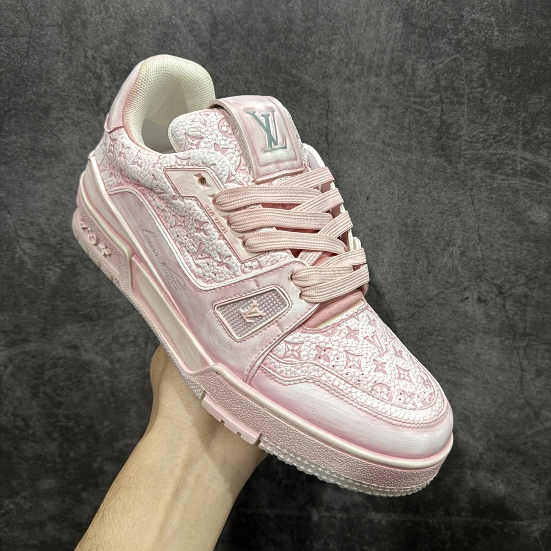 图片[3]-【YS纯原】广奢高端货 LOUIS VUITTON Trainer 水洗板鞋 ✦ LV Trainer 经典版型 · 水洗做旧风格 ✦ 原厂水洗工艺，每一双纹理自然不同 ✦ 复古质感拉满，街头氛围更高级 ✦ 鞋面采用头层小牛皮＋水洗帆布拼接 ✦ 色落自然不突兀，耐看不廉价 ✦ 原楦型开发，鞋型挺拔显脚小 ✦ 私模 TPU 组合大底 ✦ 脚感稳定，日常行走不累脚 ✦ 细节对版，整体完成度高 ✦ 专柜级包装＋配件齐全 ✦ 日常穿搭 / 情侣搭配 / 潮流首选 尺码：39-45-选品中心