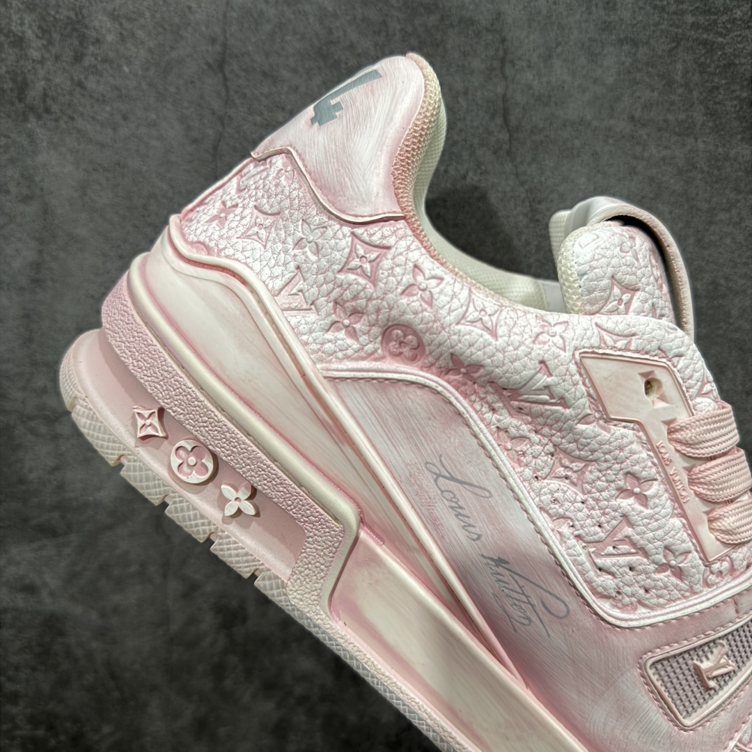 图片[7]-【YS纯原】广奢高端货 LOUIS VUITTON Trainer 水洗板鞋 ✦ LV Trainer 经典版型 · 水洗做旧风格 ✦ 原厂水洗工艺，每一双纹理自然不同 ✦ 复古质感拉满，街头氛围更高级 ✦ 鞋面采用头层小牛皮＋水洗帆布拼接 ✦ 色落自然不突兀，耐看不廉价 ✦ 原楦型开发，鞋型挺拔显脚小 ✦ 私模 TPU 组合大底 ✦ 脚感稳定，日常行走不累脚 ✦ 细节对版，整体完成度高 ✦ 专柜级包装＋配件齐全 ✦ 日常穿搭 / 情侣搭配 / 潮流首选 尺码：39-45-选品中心