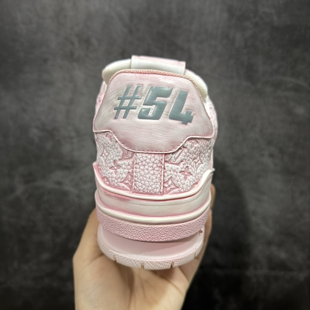 图片[4]-【YS纯原】广奢高端货 LOUIS VUITTON Trainer 水洗板鞋 ✦ LV Trainer 经典版型 · 水洗做旧风格 ✦ 原厂水洗工艺，每一双纹理自然不同 ✦ 复古质感拉满，街头氛围更高级 ✦ 鞋面采用头层小牛皮＋水洗帆布拼接 ✦ 色落自然不突兀，耐看不廉价 ✦ 原楦型开发，鞋型挺拔显脚小 ✦ 私模 TPU 组合大底 ✦ 脚感稳定，日常行走不累脚 ✦ 细节对版，整体完成度高 ✦ 专柜级包装＋配件齐全 ✦ 日常穿搭 / 情侣搭配 / 潮流首选 尺码：39-45-选品中心