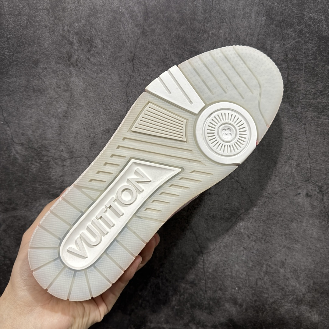 图片[9]-【YS纯原】广奢高端货 LOUIS VUITTON Trainer 水洗板鞋 ✦ LV Trainer 经典版型 · 水洗做旧风格 ✦ 原厂水洗工艺，每一双纹理自然不同 ✦ 复古质感拉满，街头氛围更高级 ✦ 鞋面采用头层小牛皮＋水洗帆布拼接 ✦ 色落自然不突兀，耐看不廉价 ✦ 原楦型开发，鞋型挺拔显脚小 ✦ 私模 TPU 组合大底 ✦ 脚感稳定，日常行走不累脚 ✦ 细节对版，整体完成度高 ✦ 专柜级包装＋配件齐全 ✦ 日常穿搭 / 情侣搭配 / 潮流首选 尺码：39-45-选品中心