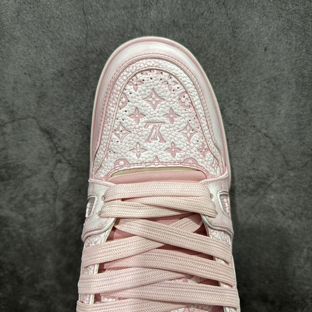 图片[5]-【YS纯原】广奢高端货 LOUIS VUITTON Trainer 水洗板鞋 ✦ LV Trainer 经典版型 · 水洗做旧风格 ✦ 原厂水洗工艺，每一双纹理自然不同 ✦ 复古质感拉满，街头氛围更高级 ✦ 鞋面采用头层小牛皮＋水洗帆布拼接 ✦ 色落自然不突兀，耐看不廉价 ✦ 原楦型开发，鞋型挺拔显脚小 ✦ 私模 TPU 组合大底 ✦ 脚感稳定，日常行走不累脚 ✦ 细节对版，整体完成度高 ✦ 专柜级包装＋配件齐全 ✦ 日常穿搭 / 情侣搭配 / 潮流首选 尺码：39-45-选品中心