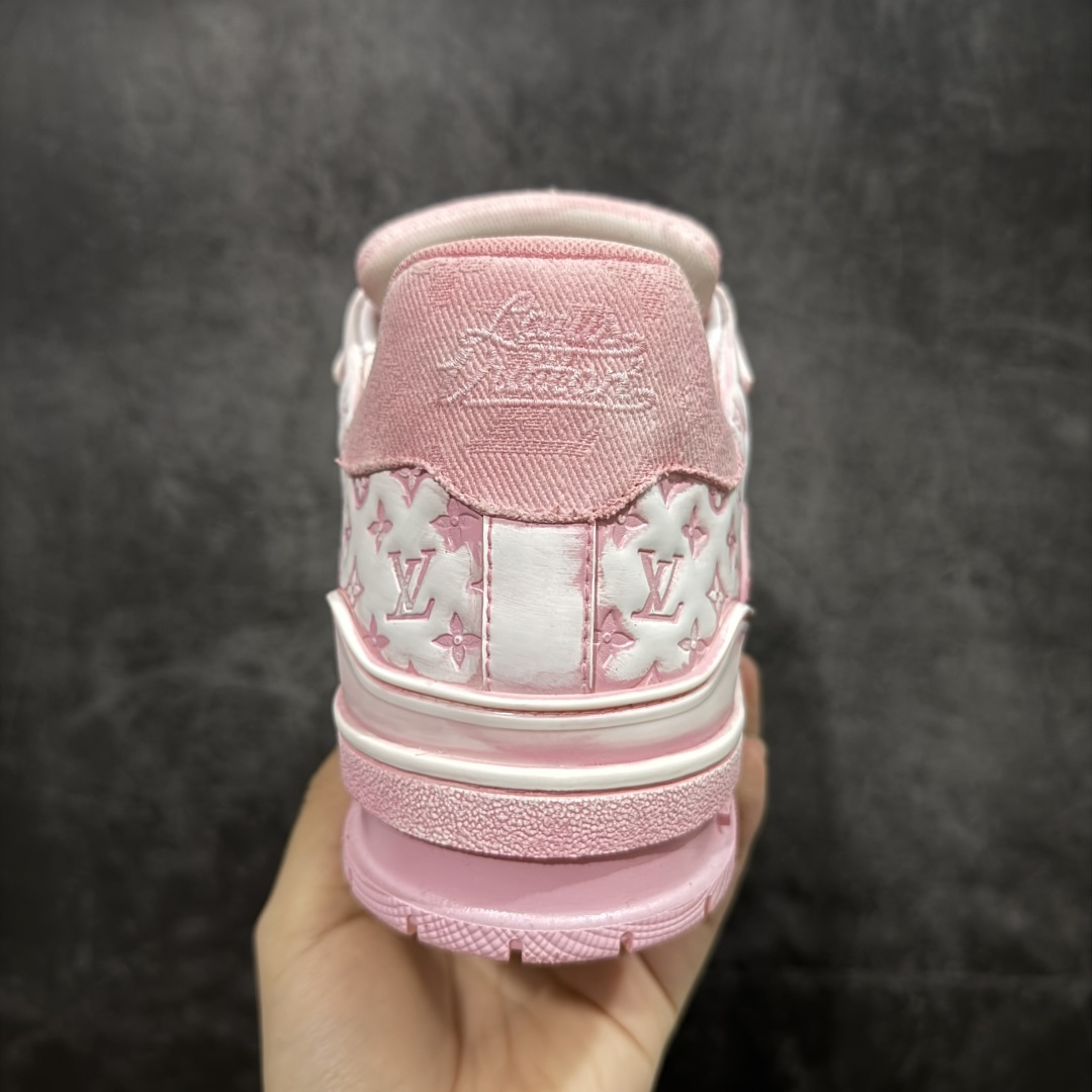 图片[4]-【YS纯原】广奢高端货 LOUIS VUITTON Trainer 水洗板鞋 ✦ LV Trainer 经典版型 · 水洗做旧风格 ✦ 原厂水洗工艺，每一双纹理自然不同 ✦ 复古质感拉满，街头氛围更高级 ✦ 鞋面采用头层小牛皮＋水洗帆布拼接 ✦ 色落自然不突兀，耐看不廉价 ✦ 原楦型开发，鞋型挺拔显脚小 ✦ 私模 TPU 组合大底 ✦ 脚感稳定，日常行走不累脚 ✦ 细节对版，整体完成度高 ✦ 专柜级包装＋配件齐全 ✦ 日常穿搭 / 情侣搭配 / 潮流首选 尺码：39-45-选品中心