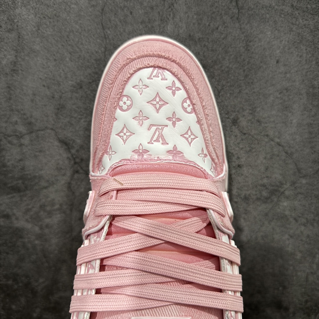 图片[5]-【YS纯原】广奢高端货 LOUIS VUITTON Trainer 水洗板鞋 ✦ LV Trainer 经典版型 · 水洗做旧风格 ✦ 原厂水洗工艺，每一双纹理自然不同 ✦ 复古质感拉满，街头氛围更高级 ✦ 鞋面采用头层小牛皮＋水洗帆布拼接 ✦ 色落自然不突兀，耐看不廉价 ✦ 原楦型开发，鞋型挺拔显脚小 ✦ 私模 TPU 组合大底 ✦ 脚感稳定，日常行走不累脚 ✦ 细节对版，整体完成度高 ✦ 专柜级包装＋配件齐全 ✦ 日常穿搭 / 情侣搭配 / 潮流首选 尺码：39-45-选品中心