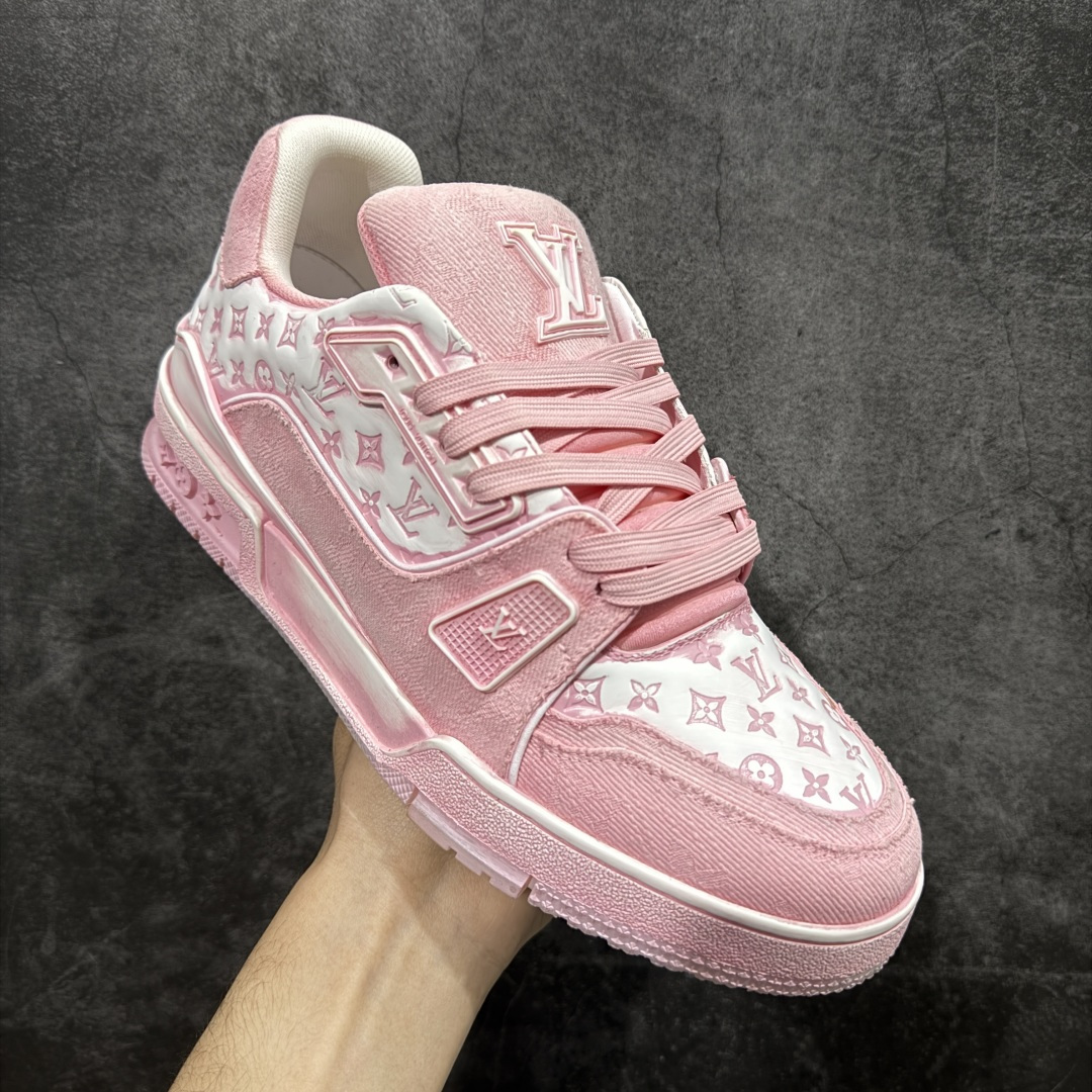 图片[3]-【YS纯原】广奢高端货 LOUIS VUITTON Trainer 水洗板鞋 ✦ LV Trainer 经典版型 · 水洗做旧风格 ✦ 原厂水洗工艺，每一双纹理自然不同 ✦ 复古质感拉满，街头氛围更高级 ✦ 鞋面采用头层小牛皮＋水洗帆布拼接 ✦ 色落自然不突兀，耐看不廉价 ✦ 原楦型开发，鞋型挺拔显脚小 ✦ 私模 TPU 组合大底 ✦ 脚感稳定，日常行走不累脚 ✦ 细节对版，整体完成度高 ✦ 专柜级包装＋配件齐全 ✦ 日常穿搭 / 情侣搭配 / 潮流首选 尺码：39-45-选品中心