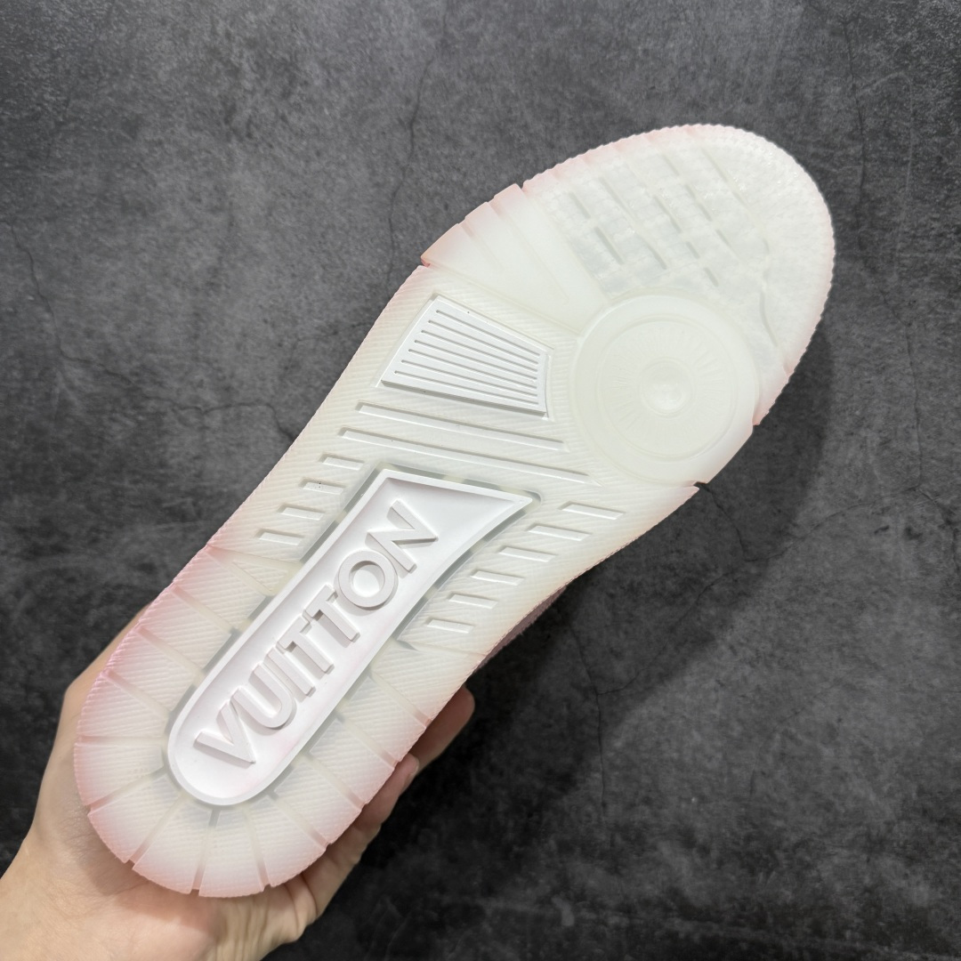 图片[9]-【YS纯原】广奢高端货 LOUIS VUITTON Trainer 水洗板鞋 ✦ LV Trainer 经典版型 · 水洗做旧风格 ✦ 原厂水洗工艺，每一双纹理自然不同 ✦ 复古质感拉满，街头氛围更高级 ✦ 鞋面采用头层小牛皮＋水洗帆布拼接 ✦ 色落自然不突兀，耐看不廉价 ✦ 原楦型开发，鞋型挺拔显脚小 ✦ 私模 TPU 组合大底 ✦ 脚感稳定，日常行走不累脚 ✦ 细节对版，整体完成度高 ✦ 专柜级包装＋配件齐全 ✦ 日常穿搭 / 情侣搭配 / 潮流首选 尺码：39-45-选品中心