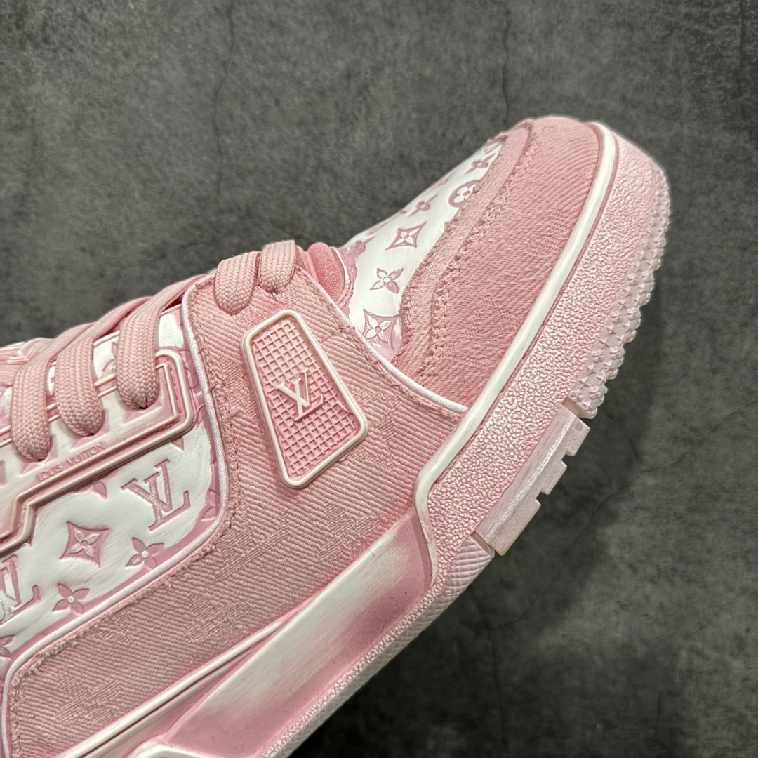 图片[6]-【YS纯原】广奢高端货 LOUIS VUITTON Trainer 水洗板鞋 ✦ LV Trainer 经典版型 · 水洗做旧风格 ✦ 原厂水洗工艺，每一双纹理自然不同 ✦ 复古质感拉满，街头氛围更高级 ✦ 鞋面采用头层小牛皮＋水洗帆布拼接 ✦ 色落自然不突兀，耐看不廉价 ✦ 原楦型开发，鞋型挺拔显脚小 ✦ 私模 TPU 组合大底 ✦ 脚感稳定，日常行走不累脚 ✦ 细节对版，整体完成度高 ✦ 专柜级包装＋配件齐全 ✦ 日常穿搭 / 情侣搭配 / 潮流首选 尺码：39-45-选品中心