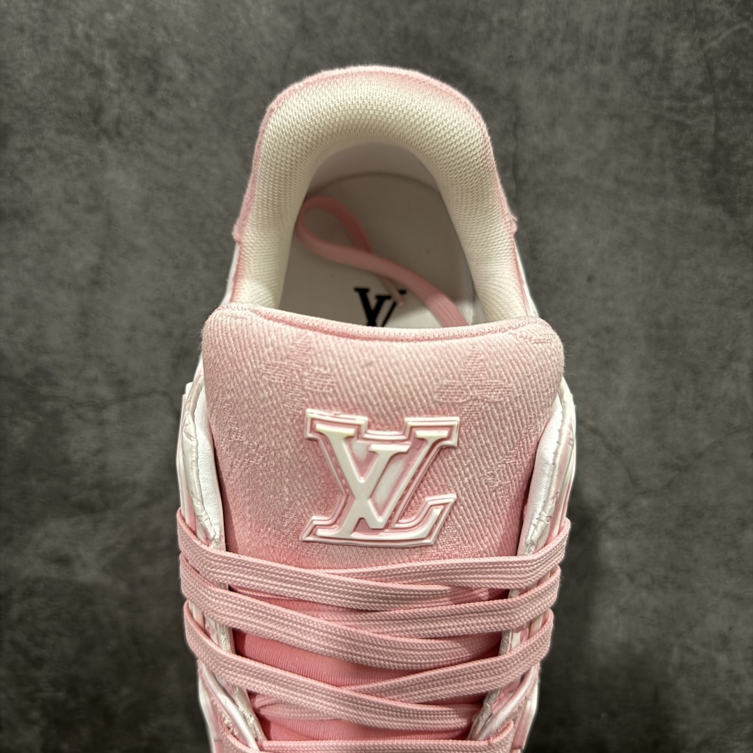 图片[8]-【YS纯原】广奢高端货 LOUIS VUITTON Trainer 水洗板鞋 ✦ LV Trainer 经典版型 · 水洗做旧风格 ✦ 原厂水洗工艺，每一双纹理自然不同 ✦ 复古质感拉满，街头氛围更高级 ✦ 鞋面采用头层小牛皮＋水洗帆布拼接 ✦ 色落自然不突兀，耐看不廉价 ✦ 原楦型开发，鞋型挺拔显脚小 ✦ 私模 TPU 组合大底 ✦ 脚感稳定，日常行走不累脚 ✦ 细节对版，整体完成度高 ✦ 专柜级包装＋配件齐全 ✦ 日常穿搭 / 情侣搭配 / 潮流首选 尺码：39-45-选品中心