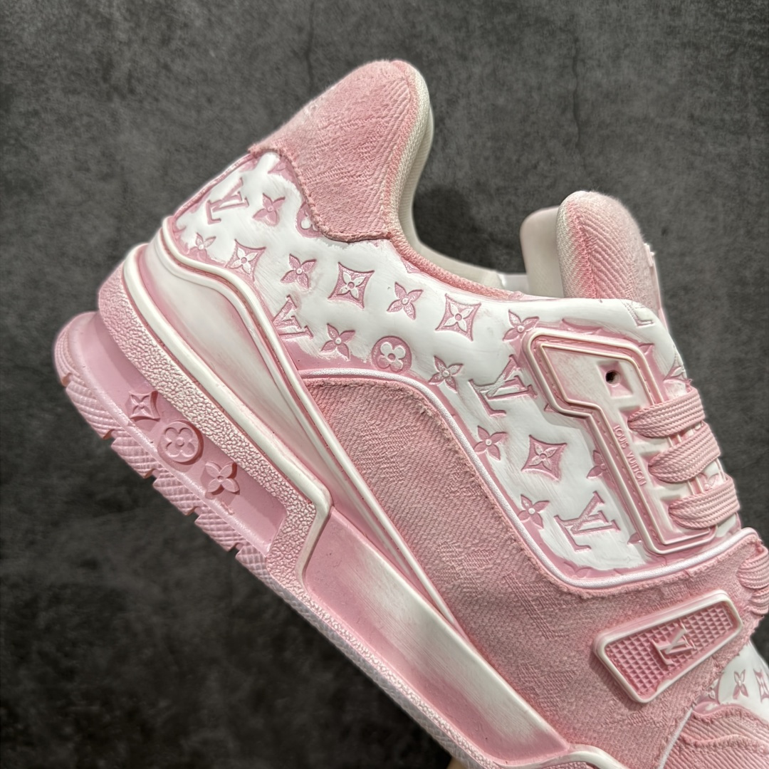 图片[7]-【YS纯原】广奢高端货 LOUIS VUITTON Trainer 水洗板鞋 ✦ LV Trainer 经典版型 · 水洗做旧风格 ✦ 原厂水洗工艺，每一双纹理自然不同 ✦ 复古质感拉满，街头氛围更高级 ✦ 鞋面采用头层小牛皮＋水洗帆布拼接 ✦ 色落自然不突兀，耐看不廉价 ✦ 原楦型开发，鞋型挺拔显脚小 ✦ 私模 TPU 组合大底 ✦ 脚感稳定，日常行走不累脚 ✦ 细节对版，整体完成度高 ✦ 专柜级包装＋配件齐全 ✦ 日常穿搭 / 情侣搭配 / 潮流首选 尺码：39-45-选品中心