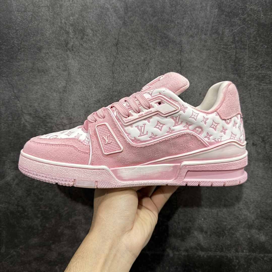 图片[2]-【YS纯原】广奢高端货 LOUIS VUITTON Trainer 水洗板鞋 ✦ LV Trainer 经典版型 · 水洗做旧风格 ✦ 原厂水洗工艺，每一双纹理自然不同 ✦ 复古质感拉满，街头氛围更高级 ✦ 鞋面采用头层小牛皮＋水洗帆布拼接 ✦ 色落自然不突兀，耐看不廉价 ✦ 原楦型开发，鞋型挺拔显脚小 ✦ 私模 TPU 组合大底 ✦ 脚感稳定，日常行走不累脚 ✦ 细节对版，整体完成度高 ✦ 专柜级包装＋配件齐全 ✦ 日常穿搭 / 情侣搭配 / 潮流首选 尺码：39-45-选品中心