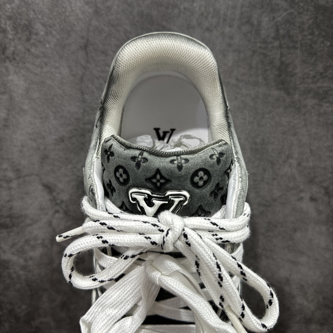 图片[8]-【YS纯原】广奢高端货 LOUIS VUITTON Trainer 水洗板鞋 ✦ LV Trainer 经典版型 · 水洗做旧风格 ✦ 原厂水洗工艺，每一双纹理自然不同 ✦ 复古质感拉满，街头氛围更高级 ✦ 鞋面采用头层小牛皮＋水洗帆布拼接 ✦ 色落自然不突兀，耐看不廉价 ✦ 原楦型开发，鞋型挺拔显脚小 ✦ 私模 TPU 组合大底 ✦ 脚感稳定，日常行走不累脚 ✦ 细节对版，整体完成度高 ✦ 专柜级包装＋配件齐全 ✦ 日常穿搭 / 情侣搭配 / 潮流首选 尺码：39-45-选品中心