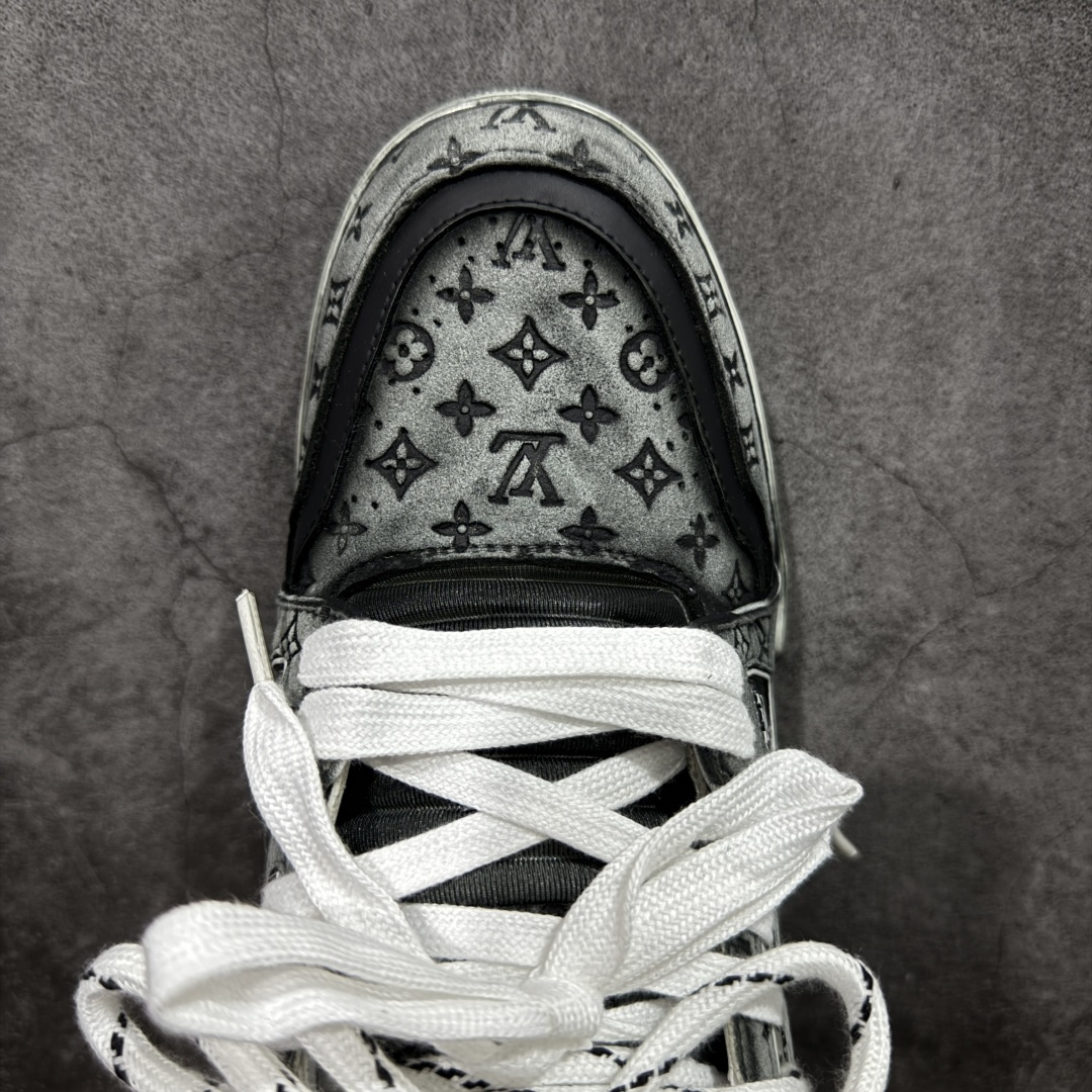 图片[5]-【YS纯原】广奢高端货 LOUIS VUITTON Trainer 水洗板鞋 ✦ LV Trainer 经典版型 · 水洗做旧风格 ✦ 原厂水洗工艺，每一双纹理自然不同 ✦ 复古质感拉满，街头氛围更高级 ✦ 鞋面采用头层小牛皮＋水洗帆布拼接 ✦ 色落自然不突兀，耐看不廉价 ✦ 原楦型开发，鞋型挺拔显脚小 ✦ 私模 TPU 组合大底 ✦ 脚感稳定，日常行走不累脚 ✦ 细节对版，整体完成度高 ✦ 专柜级包装＋配件齐全 ✦ 日常穿搭 / 情侣搭配 / 潮流首选 尺码：39-45-选品中心