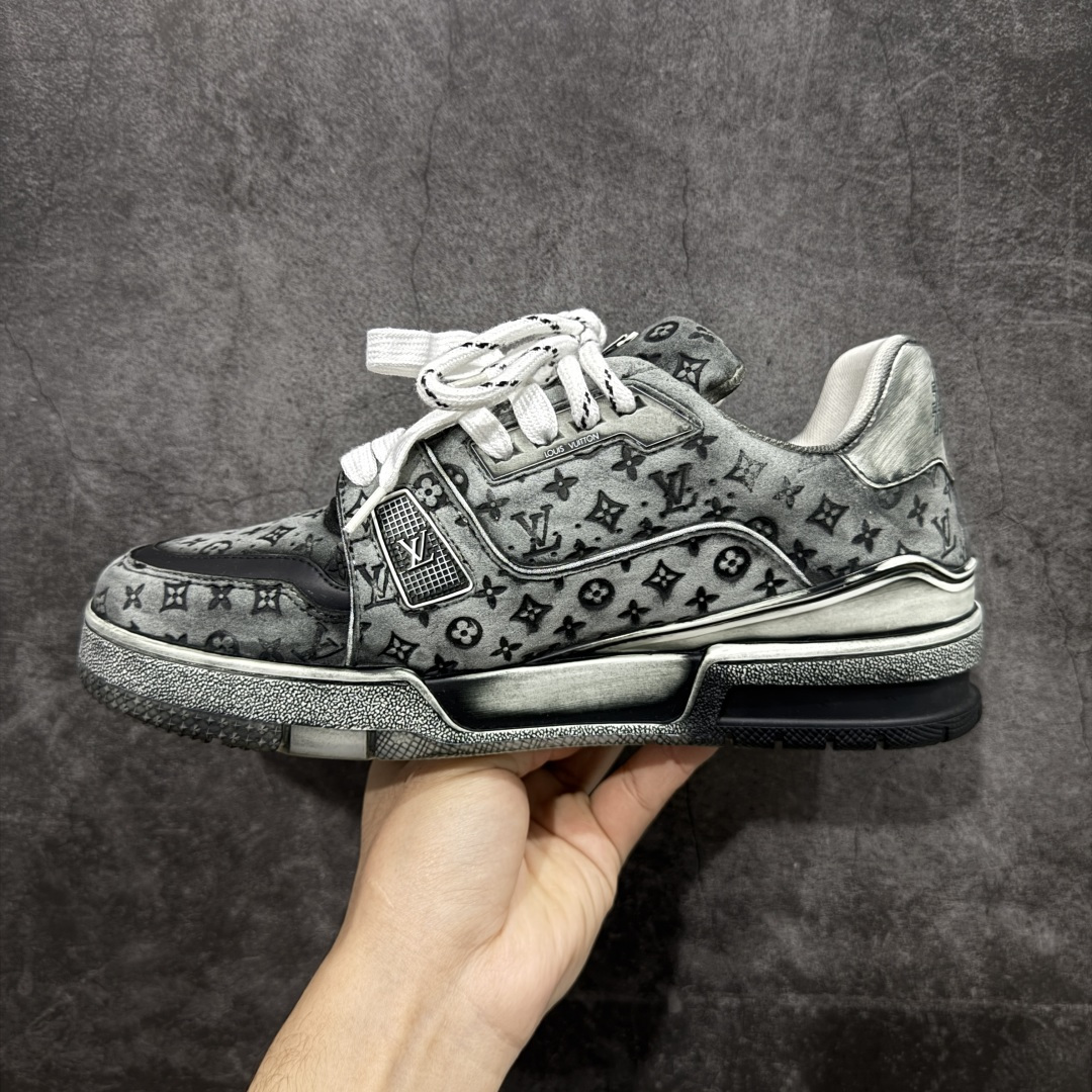 图片[2]-【YS纯原】广奢高端货 LOUIS VUITTON Trainer 水洗板鞋 ✦ LV Trainer 经典版型 · 水洗做旧风格 ✦ 原厂水洗工艺，每一双纹理自然不同 ✦ 复古质感拉满，街头氛围更高级 ✦ 鞋面采用头层小牛皮＋水洗帆布拼接 ✦ 色落自然不突兀，耐看不廉价 ✦ 原楦型开发，鞋型挺拔显脚小 ✦ 私模 TPU 组合大底 ✦ 脚感稳定，日常行走不累脚 ✦ 细节对版，整体完成度高 ✦ 专柜级包装＋配件齐全 ✦ 日常穿搭 / 情侣搭配 / 潮流首选 尺码：39-45-选品中心