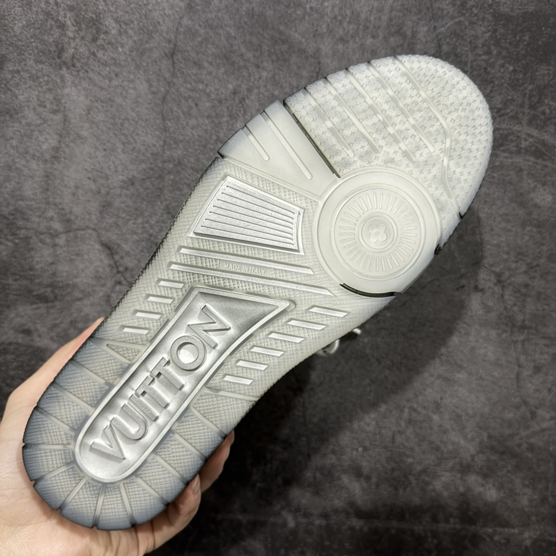 图片[9]-【YS纯原】广奢高端货 LOUIS VUITTON Trainer 水洗板鞋 ✦ LV Trainer 经典版型 · 水洗做旧风格 ✦ 原厂水洗工艺，每一双纹理自然不同 ✦ 复古质感拉满，街头氛围更高级 ✦ 鞋面采用头层小牛皮＋水洗帆布拼接 ✦ 色落自然不突兀，耐看不廉价 ✦ 原楦型开发，鞋型挺拔显脚小 ✦ 私模 TPU 组合大底 ✦ 脚感稳定，日常行走不累脚 ✦ 细节对版，整体完成度高 ✦ 专柜级包装＋配件齐全 ✦ 日常穿搭 / 情侣搭配 / 潮流首选 尺码：39-45-选品中心