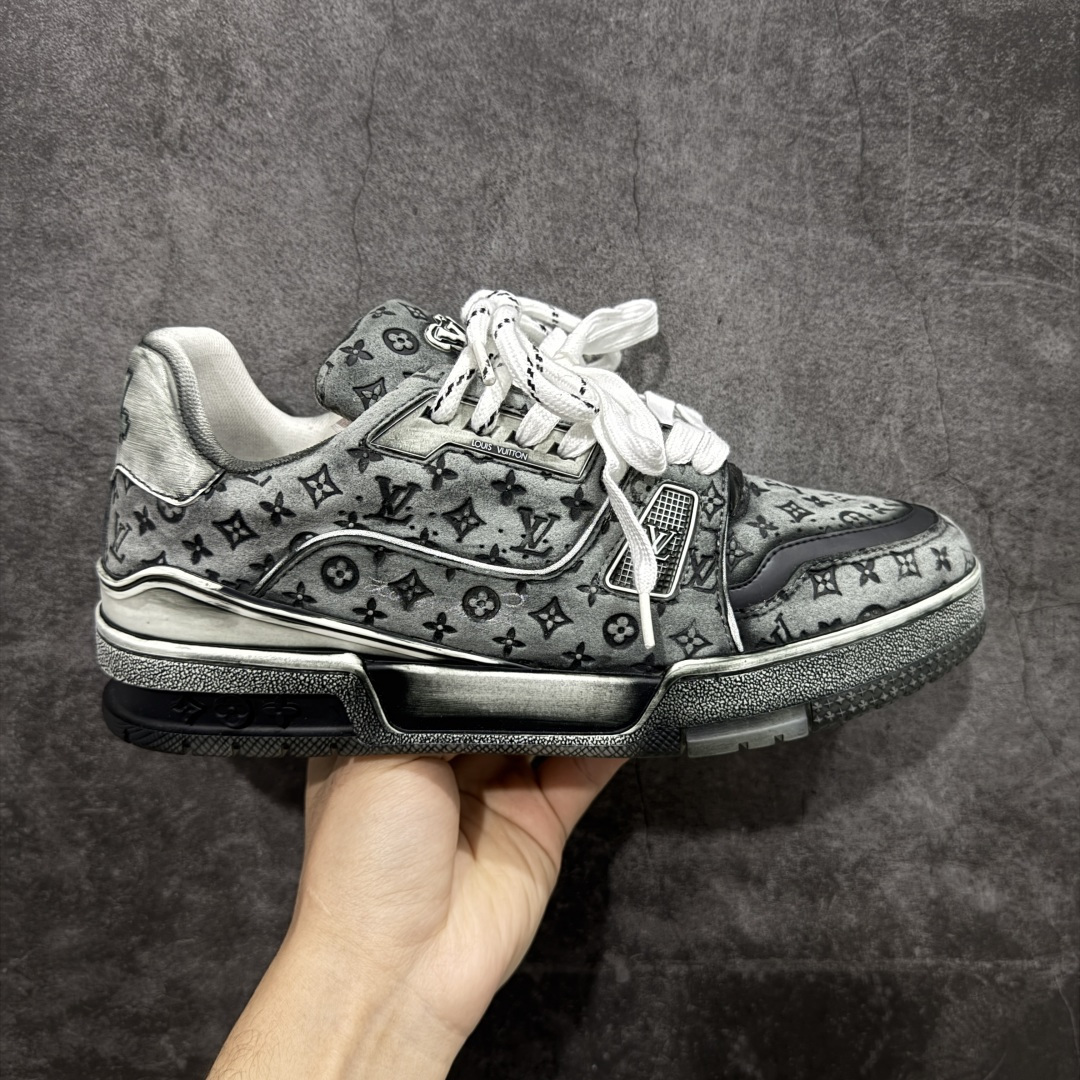 【YS纯原】广奢高端货 LOUIS VUITTON Trainer 水洗板鞋 ✦ LV Trainer 经典版型 · 水洗做旧风格 ✦ 原厂水洗工艺，每一双纹理自然不同 ✦ 复古质感拉满，街头氛围更高级 ✦ 鞋面采用头层小牛皮＋水洗帆布拼接 ✦ 色落自然不突兀，耐看不廉价 ✦ 原楦型开发，鞋型挺拔显脚小 ✦ 私模 TPU 组合大底 ✦ 脚感稳定，日常行走不累脚 ✦ 细节对版，整体完成度高 ✦ 专柜级包装＋配件齐全 ✦ 日常穿搭 / 情侣搭配 / 潮流首选 尺码：39-45-选品中心