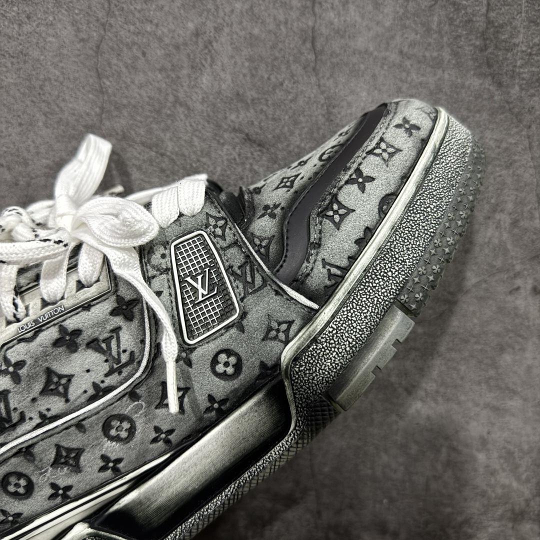 图片[6]-【YS纯原】广奢高端货 LOUIS VUITTON Trainer 水洗板鞋 ✦ LV Trainer 经典版型 · 水洗做旧风格 ✦ 原厂水洗工艺，每一双纹理自然不同 ✦ 复古质感拉满，街头氛围更高级 ✦ 鞋面采用头层小牛皮＋水洗帆布拼接 ✦ 色落自然不突兀，耐看不廉价 ✦ 原楦型开发，鞋型挺拔显脚小 ✦ 私模 TPU 组合大底 ✦ 脚感稳定，日常行走不累脚 ✦ 细节对版，整体完成度高 ✦ 专柜级包装＋配件齐全 ✦ 日常穿搭 / 情侣搭配 / 潮流首选 尺码：39-45-选品中心