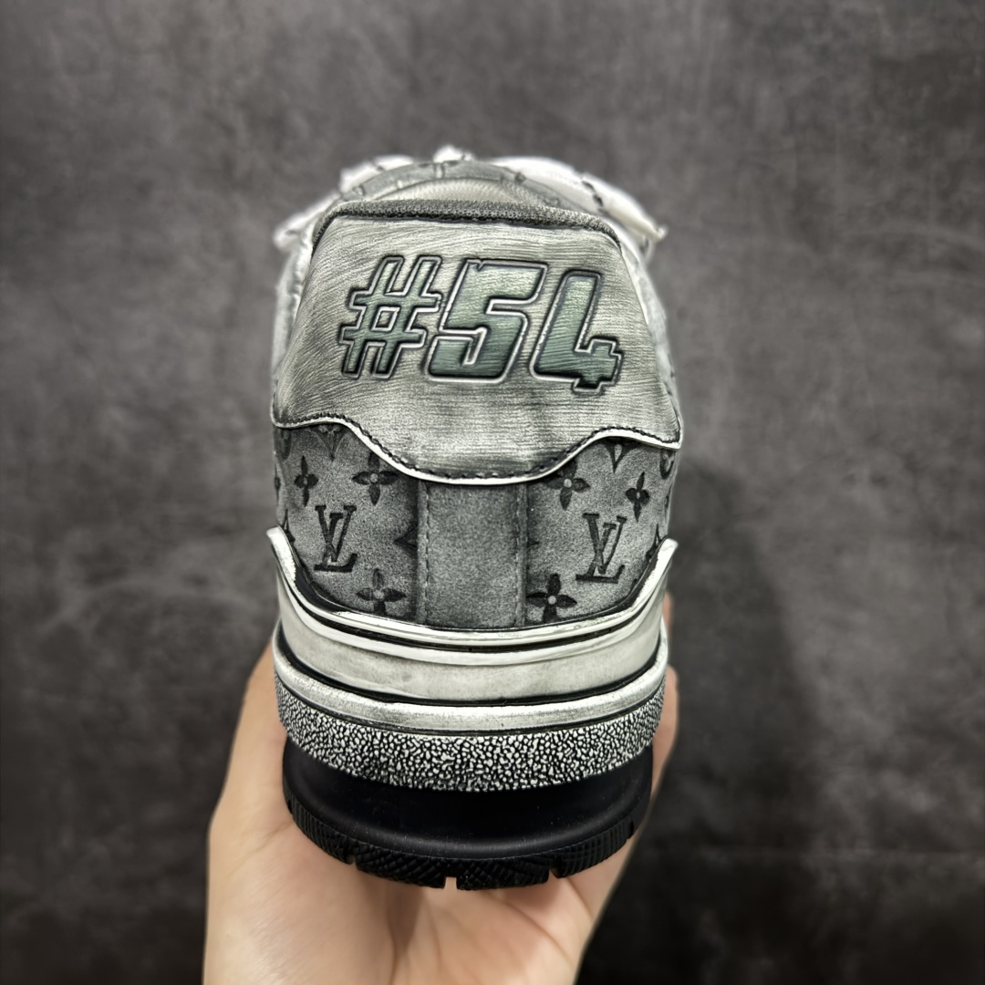 图片[4]-【YS纯原】广奢高端货 LOUIS VUITTON Trainer 水洗板鞋 ✦ LV Trainer 经典版型 · 水洗做旧风格 ✦ 原厂水洗工艺，每一双纹理自然不同 ✦ 复古质感拉满，街头氛围更高级 ✦ 鞋面采用头层小牛皮＋水洗帆布拼接 ✦ 色落自然不突兀，耐看不廉价 ✦ 原楦型开发，鞋型挺拔显脚小 ✦ 私模 TPU 组合大底 ✦ 脚感稳定，日常行走不累脚 ✦ 细节对版，整体完成度高 ✦ 专柜级包装＋配件齐全 ✦ 日常穿搭 / 情侣搭配 / 潮流首选 尺码：39-45-选品中心