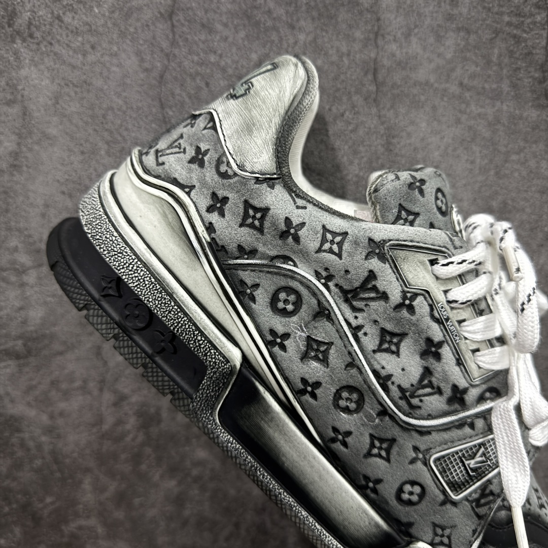 图片[7]-【YS纯原】广奢高端货 LOUIS VUITTON Trainer 水洗板鞋 ✦ LV Trainer 经典版型 · 水洗做旧风格 ✦ 原厂水洗工艺，每一双纹理自然不同 ✦ 复古质感拉满，街头氛围更高级 ✦ 鞋面采用头层小牛皮＋水洗帆布拼接 ✦ 色落自然不突兀，耐看不廉价 ✦ 原楦型开发，鞋型挺拔显脚小 ✦ 私模 TPU 组合大底 ✦ 脚感稳定，日常行走不累脚 ✦ 细节对版，整体完成度高 ✦ 专柜级包装＋配件齐全 ✦ 日常穿搭 / 情侣搭配 / 潮流首选 尺码：39-45-选品中心