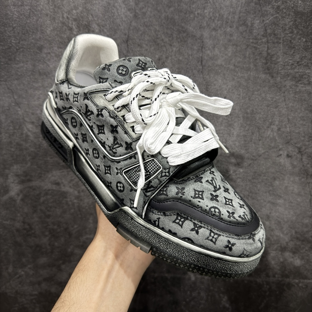 图片[3]-【YS纯原】广奢高端货 LOUIS VUITTON Trainer 水洗板鞋 ✦ LV Trainer 经典版型 · 水洗做旧风格 ✦ 原厂水洗工艺，每一双纹理自然不同 ✦ 复古质感拉满，街头氛围更高级 ✦ 鞋面采用头层小牛皮＋水洗帆布拼接 ✦ 色落自然不突兀，耐看不廉价 ✦ 原楦型开发，鞋型挺拔显脚小 ✦ 私模 TPU 组合大底 ✦ 脚感稳定，日常行走不累脚 ✦ 细节对版，整体完成度高 ✦ 专柜级包装＋配件齐全 ✦ 日常穿搭 / 情侣搭配 / 潮流首选 尺码：39-45-选品中心