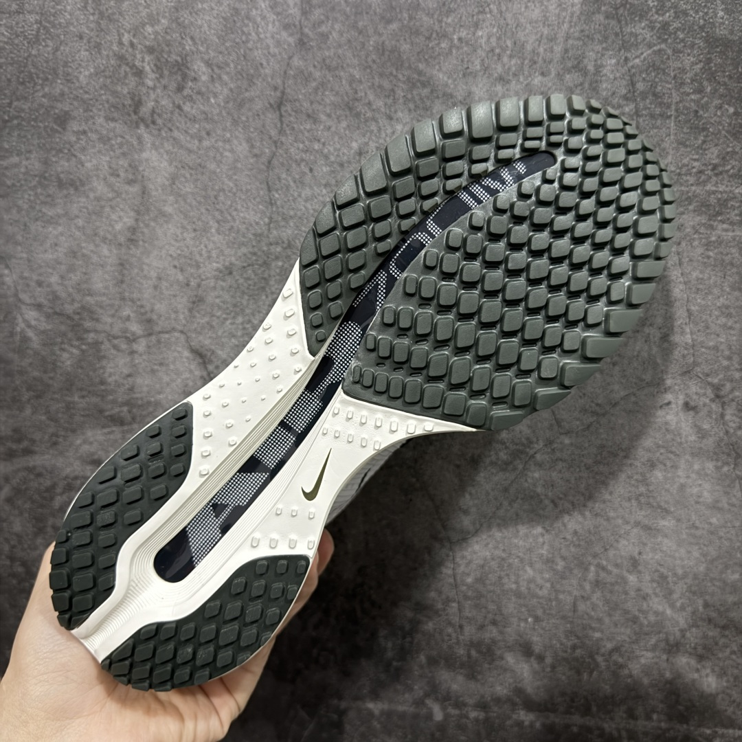 图片[9]-【XE纯原版】Nike Pegasus Premium Airscape 舒适百搭减震防滑耐磨透气 低帮跑步鞋 白黑    目前市场最强品质 原版购入开发 一切材质配件均匀原版一致 完美版型 高端玩家必推版本 高价零售必推版本 欢迎对比市面任意版本‼️ 这双鞋简直是时尚与科技的完美融合。 经典黑色鞋面，质感爆棚，搭配超亮眼的银色大勾子，瞬间成为街头焦点。 鞋侧独特小吊牌，细节满满，个性直接拉满。  脚下的全掌气垫更是亮点，红黑配色超吸睛，不仅颜值在线，缓震性能更是一绝。 不管是日常出街还是慢跑锻炼，都能给双脚极致舒适体验。  码数超全，36 – 46 码任你选！别犹豫啦，穿上它，轻松走出潮流范，开启你的时尚运动新旅程！   #独家原包 原底原料 开模打造  #原厂鞋标 高精密准度  #原楦原纸板开发 匹配原版98%以上  #后跟弧度 正确呈现  #原厂皮料 质感无敌  #皮料切割干净 无任何毛边 清洁度细节完美  货号：IH2288-001 码段：36-46-选品中心