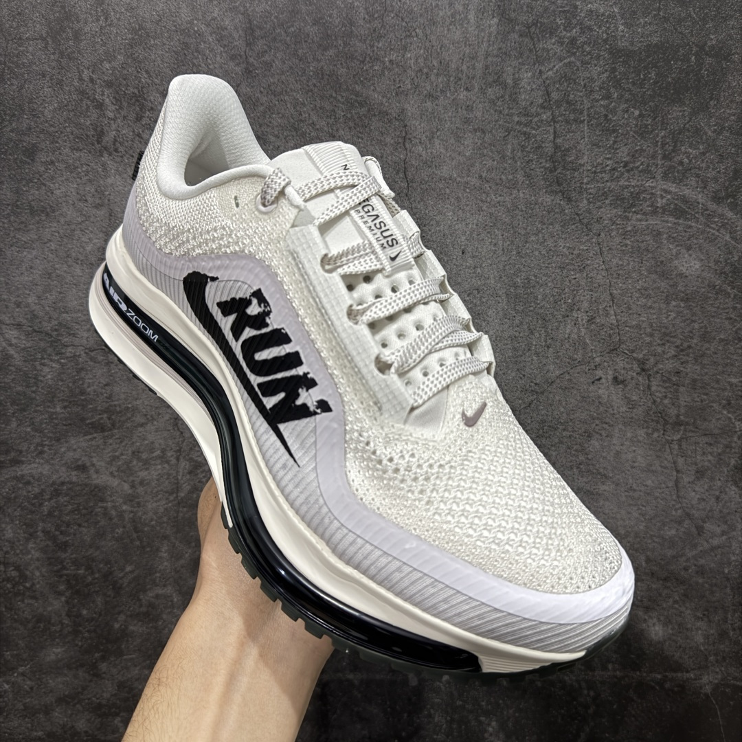 图片[3]-【XE纯原版】Nike Pegasus Premium Airscape 舒适百搭减震防滑耐磨透气 低帮跑步鞋 白黑    目前市场最强品质 原版购入开发 一切材质配件均匀原版一致 完美版型 高端玩家必推版本 高价零售必推版本 欢迎对比市面任意版本‼️ 这双鞋简直是时尚与科技的完美融合。 经典黑色鞋面，质感爆棚，搭配超亮眼的银色大勾子，瞬间成为街头焦点。 鞋侧独特小吊牌，细节满满，个性直接拉满。  脚下的全掌气垫更是亮点，红黑配色超吸睛，不仅颜值在线，缓震性能更是一绝。 不管是日常出街还是慢跑锻炼，都能给双脚极致舒适体验。  码数超全，36 – 46 码任你选！别犹豫啦，穿上它，轻松走出潮流范，开启你的时尚运动新旅程！   #独家原包 原底原料 开模打造  #原厂鞋标 高精密准度  #原楦原纸板开发 匹配原版98%以上  #后跟弧度 正确呈现  #原厂皮料 质感无敌  #皮料切割干净 无任何毛边 清洁度细节完美  货号：IH2288-001 码段：36-46-选品中心