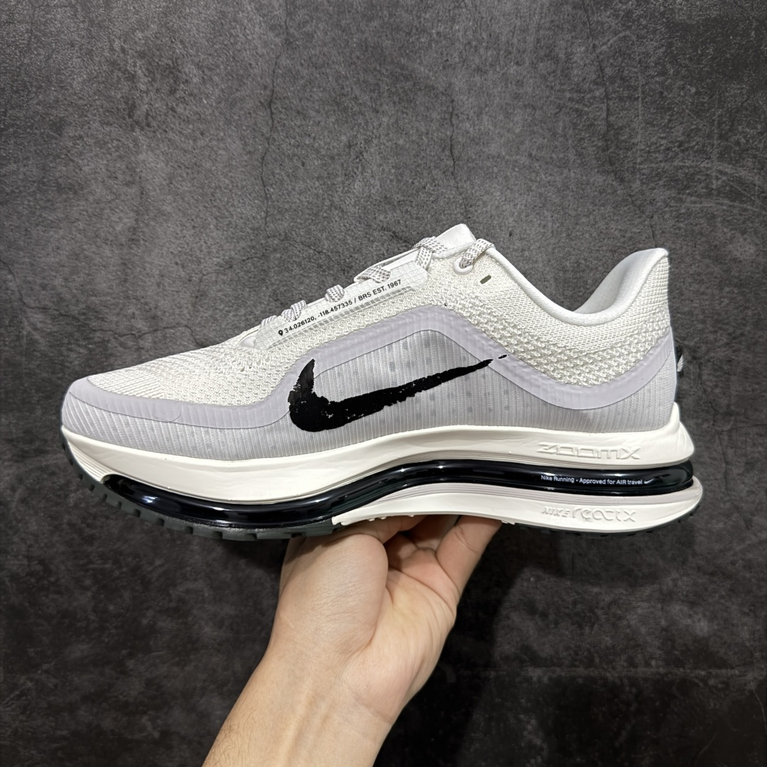 图片[2]-【XE纯原版】Nike Pegasus Premium Airscape 舒适百搭减震防滑耐磨透气 低帮跑步鞋 白黑    目前市场最强品质 原版购入开发 一切材质配件均匀原版一致 完美版型 高端玩家必推版本 高价零售必推版本 欢迎对比市面任意版本‼️ 这双鞋简直是时尚与科技的完美融合。 经典黑色鞋面，质感爆棚，搭配超亮眼的银色大勾子，瞬间成为街头焦点。 鞋侧独特小吊牌，细节满满，个性直接拉满。  脚下的全掌气垫更是亮点，红黑配色超吸睛，不仅颜值在线，缓震性能更是一绝。 不管是日常出街还是慢跑锻炼，都能给双脚极致舒适体验。  码数超全，36 – 46 码任你选！别犹豫啦，穿上它，轻松走出潮流范，开启你的时尚运动新旅程！   #独家原包 原底原料 开模打造  #原厂鞋标 高精密准度  #原楦原纸板开发 匹配原版98%以上  #后跟弧度 正确呈现  #原厂皮料 质感无敌  #皮料切割干净 无任何毛边 清洁度细节完美  货号：IH2288-001 码段：36-46-选品中心