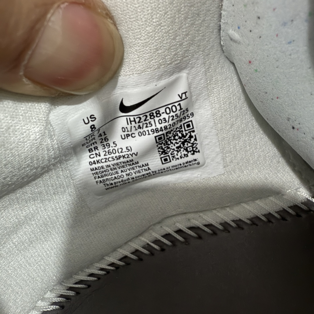 图片[9]-【XE纯原版】Nike Pegasus Premium Airscape 舒适百搭减震防滑耐磨透气 低帮跑步鞋 白黑    目前市场最强品质 原版购入开发 一切材质配件均匀原版一致 完美版型 高端玩家必推版本 高价零售必推版本 欢迎对比市面任意版本‼️ 这双鞋简直是时尚与科技的完美融合。 经典黑色鞋面，质感爆棚，搭配超亮眼的银色大勾子，瞬间成为街头焦点。 鞋侧独特小吊牌，细节满满，个性直接拉满。  脚下的全掌气垫更是亮点，红黑配色超吸睛，不仅颜值在线，缓震性能更是一绝。 不管是日常出街还是慢跑锻炼，都能给双脚极致舒适体验。  码数超全，36 – 46 码任你选！别犹豫啦，穿上它，轻松走出潮流范，开启你的时尚运动新旅程！   #独家原包 原底原料 开模打造  #原厂鞋标 高精密准度  #原楦原纸板开发 匹配原版98%以上  #后跟弧度 正确呈现  #原厂皮料 质感无敌  #皮料切割干净 无任何毛边 清洁度细节完美  货号：IH2288-001 码段：36-46-选品中心