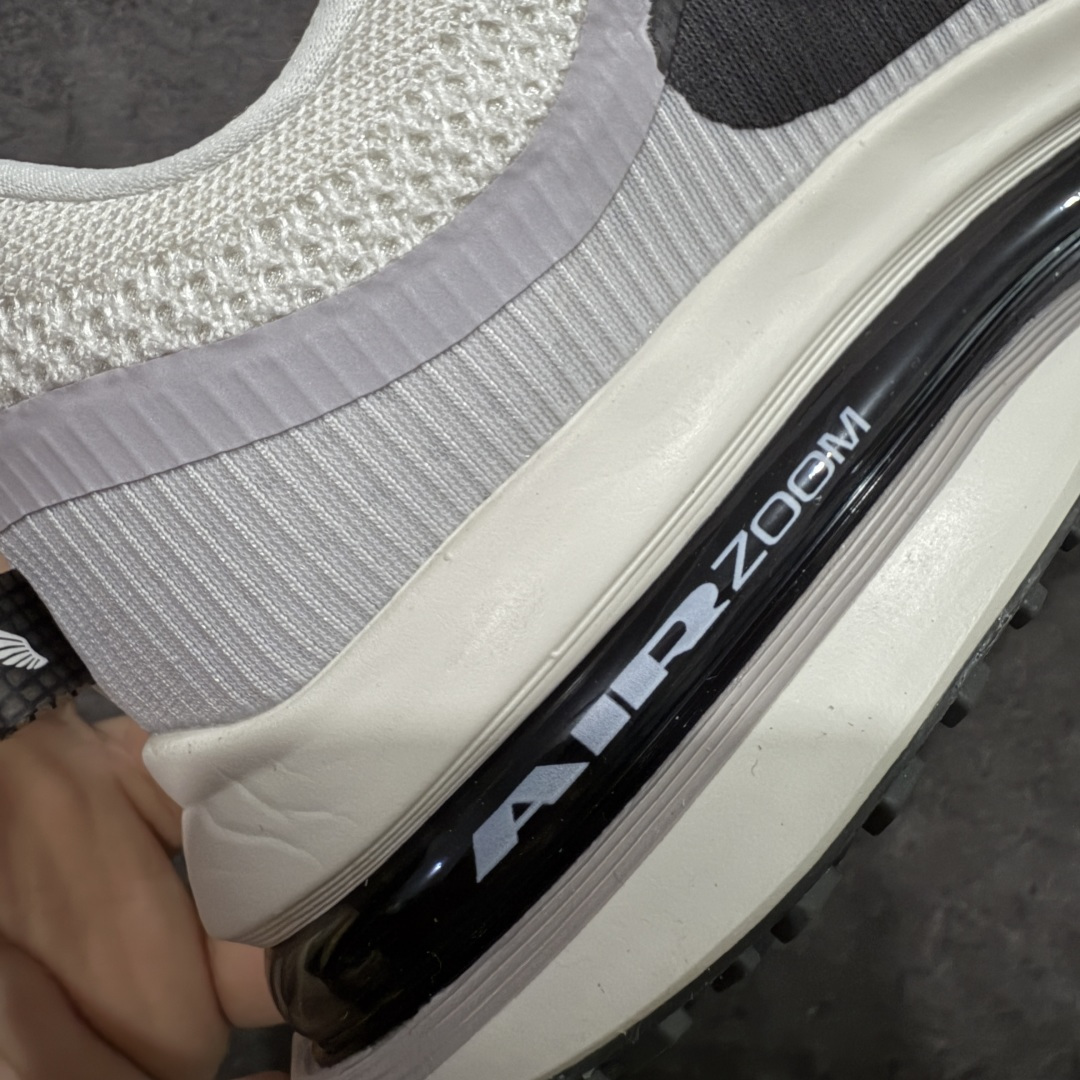 图片[3]-【XE纯原版】Nike Pegasus Premium Airscape 舒适百搭减震防滑耐磨透气 低帮跑步鞋 白黑    目前市场最强品质 原版购入开发 一切材质配件均匀原版一致 完美版型 高端玩家必推版本 高价零售必推版本 欢迎对比市面任意版本‼️ 这双鞋简直是时尚与科技的完美融合。 经典黑色鞋面，质感爆棚，搭配超亮眼的银色大勾子，瞬间成为街头焦点。 鞋侧独特小吊牌，细节满满，个性直接拉满。  脚下的全掌气垫更是亮点，红黑配色超吸睛，不仅颜值在线，缓震性能更是一绝。 不管是日常出街还是慢跑锻炼，都能给双脚极致舒适体验。  码数超全，36 – 46 码任你选！别犹豫啦，穿上它，轻松走出潮流范，开启你的时尚运动新旅程！   #独家原包 原底原料 开模打造  #原厂鞋标 高精密准度  #原楦原纸板开发 匹配原版98%以上  #后跟弧度 正确呈现  #原厂皮料 质感无敌  #皮料切割干净 无任何毛边 清洁度细节完美  货号：IH2288-001 码段：36-46-选品中心