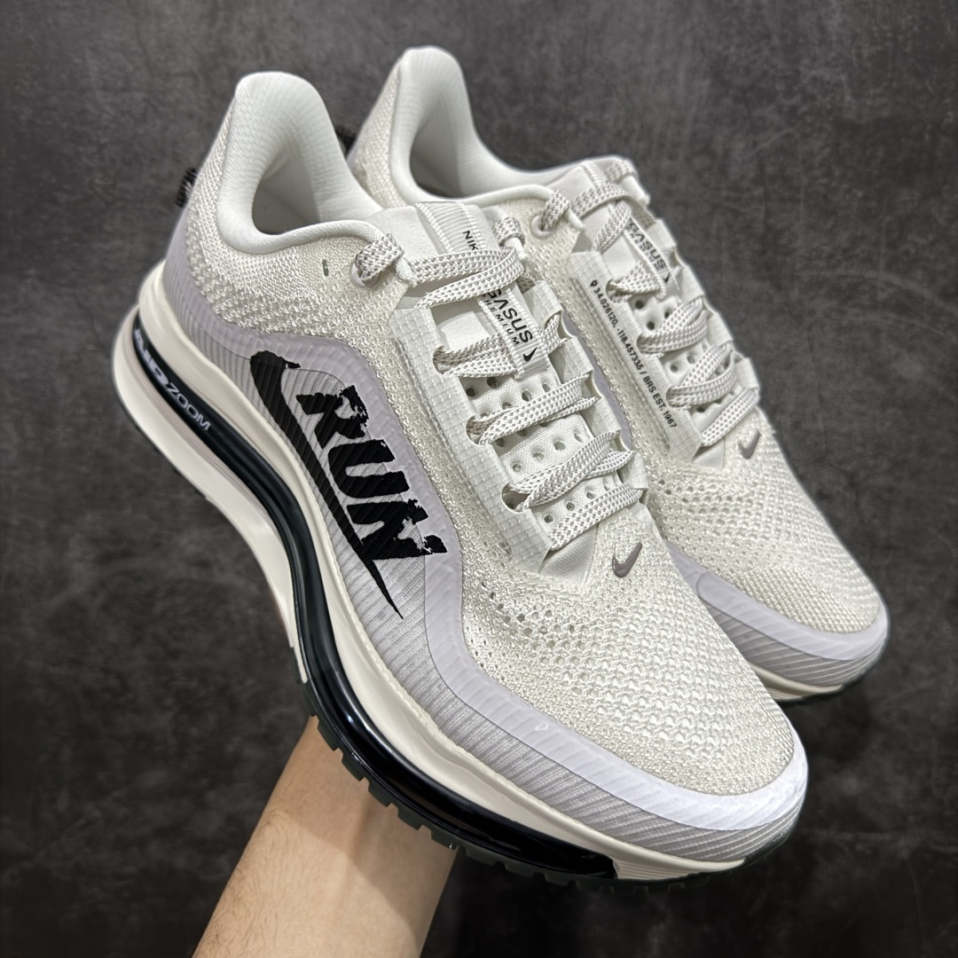 【XE纯原版】Nike Pegasus Premium Airscape 舒适百搭减震防滑耐磨透气 低帮跑步鞋 白黑    目前市场最强品质 原版购入开发 一切材质配件均匀原版一致 完美版型 高端玩家必推版本 高价零售必推版本 欢迎对比市面任意版本‼️ 这双鞋简直是时尚与科技的完美融合。 经典黑色鞋面，质感爆棚，搭配超亮眼的银色大勾子，瞬间成为街头焦点。 鞋侧独特小吊牌，细节满满，个性直接拉满。  脚下的全掌气垫更是亮点，红黑配色超吸睛，不仅颜值在线，缓震性能更是一绝。 不管是日常出街还是慢跑锻炼，都能给双脚极致舒适体验。  码数超全，36 - 46 码任你选！别犹豫啦，穿上它，轻松走出潮流范，开启你的时尚运动新旅程！   #独家原包 原底原料 开模打造  #原厂鞋标 高精密准度  #原楦原纸板开发 匹配原版98%以上  #后跟弧度 正确呈现  #原厂皮料 质感无敌  #皮料切割干净 无任何毛边 清洁度细节完美  货号：IH2288-001 码段：36-46-选品中心