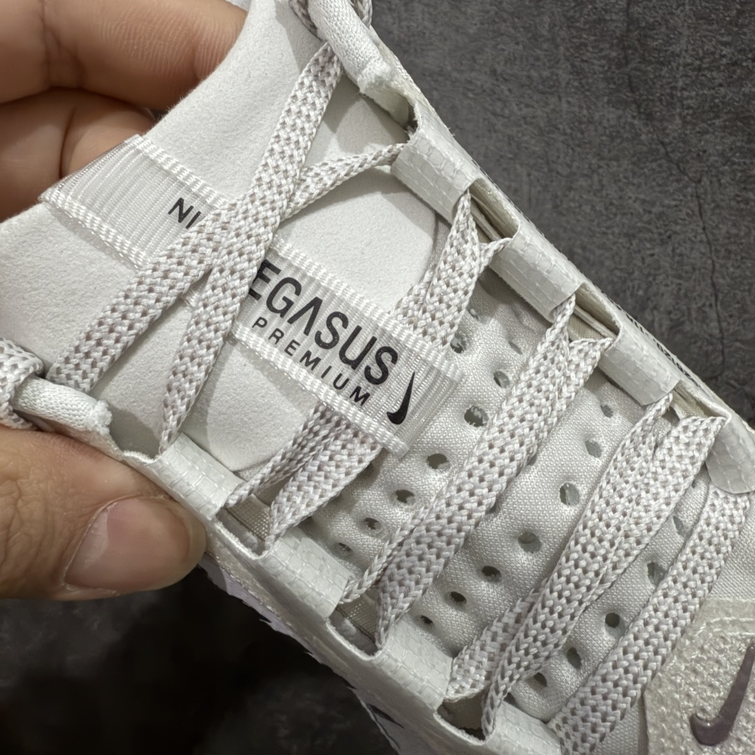 图片[6]-【XE纯原版】Nike Pegasus Premium Airscape 舒适百搭减震防滑耐磨透气 低帮跑步鞋 白黑    目前市场最强品质 原版购入开发 一切材质配件均匀原版一致 完美版型 高端玩家必推版本 高价零售必推版本 欢迎对比市面任意版本‼️ 这双鞋简直是时尚与科技的完美融合。 经典黑色鞋面，质感爆棚，搭配超亮眼的银色大勾子，瞬间成为街头焦点。 鞋侧独特小吊牌，细节满满，个性直接拉满。  脚下的全掌气垫更是亮点，红黑配色超吸睛，不仅颜值在线，缓震性能更是一绝。 不管是日常出街还是慢跑锻炼，都能给双脚极致舒适体验。  码数超全，36 – 46 码任你选！别犹豫啦，穿上它，轻松走出潮流范，开启你的时尚运动新旅程！   #独家原包 原底原料 开模打造  #原厂鞋标 高精密准度  #原楦原纸板开发 匹配原版98%以上  #后跟弧度 正确呈现  #原厂皮料 质感无敌  #皮料切割干净 无任何毛边 清洁度细节完美  货号：IH2288-001 码段：36-46-选品中心