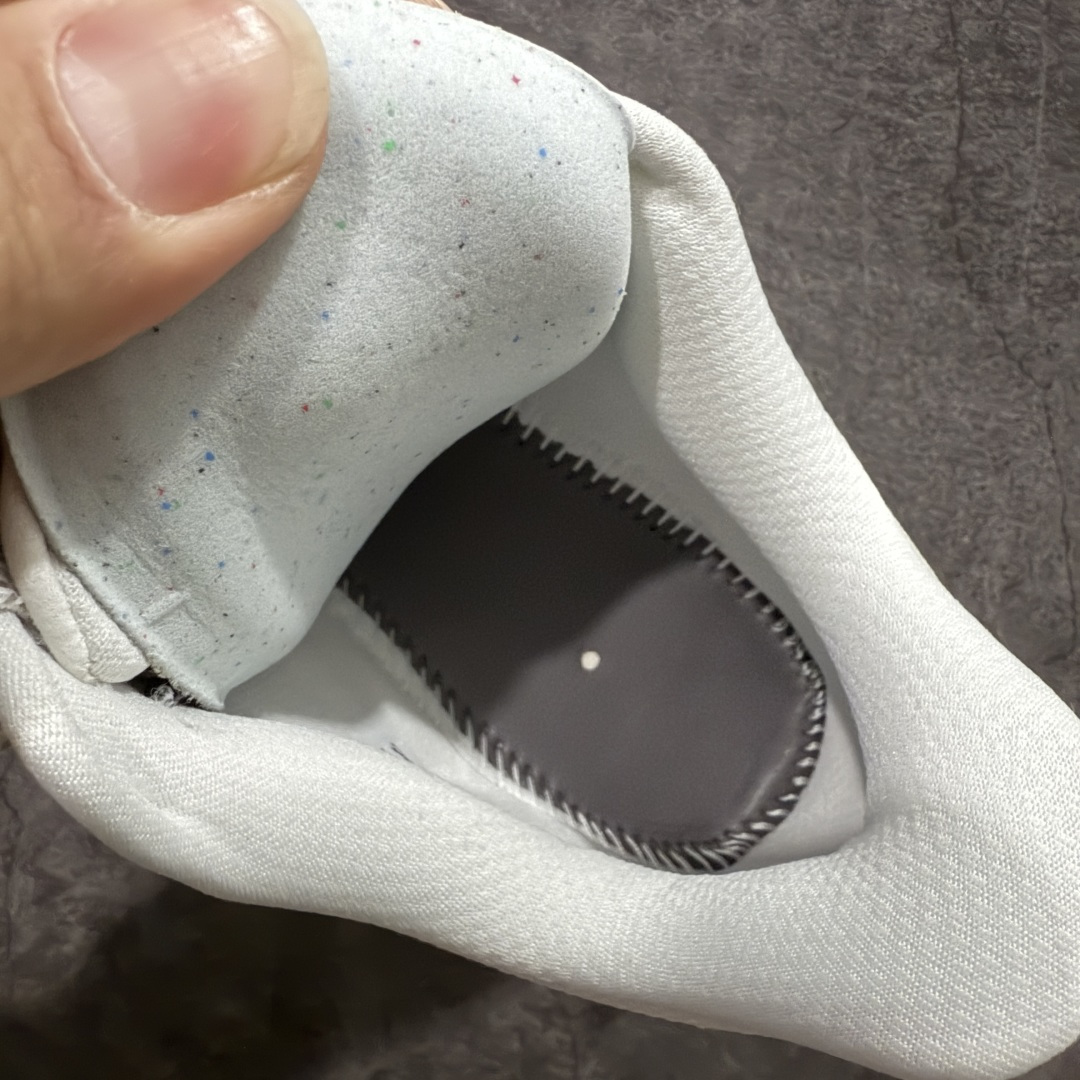 图片[8]-【XE纯原版】Nike Pegasus Premium Airscape 舒适百搭减震防滑耐磨透气 低帮跑步鞋 白黑    目前市场最强品质 原版购入开发 一切材质配件均匀原版一致 完美版型 高端玩家必推版本 高价零售必推版本 欢迎对比市面任意版本‼️ 这双鞋简直是时尚与科技的完美融合。 经典黑色鞋面，质感爆棚，搭配超亮眼的银色大勾子，瞬间成为街头焦点。 鞋侧独特小吊牌，细节满满，个性直接拉满。  脚下的全掌气垫更是亮点，红黑配色超吸睛，不仅颜值在线，缓震性能更是一绝。 不管是日常出街还是慢跑锻炼，都能给双脚极致舒适体验。  码数超全，36 – 46 码任你选！别犹豫啦，穿上它，轻松走出潮流范，开启你的时尚运动新旅程！   #独家原包 原底原料 开模打造  #原厂鞋标 高精密准度  #原楦原纸板开发 匹配原版98%以上  #后跟弧度 正确呈现  #原厂皮料 质感无敌  #皮料切割干净 无任何毛边 清洁度细节完美  货号：IH2288-001 码段：36-46-选品中心