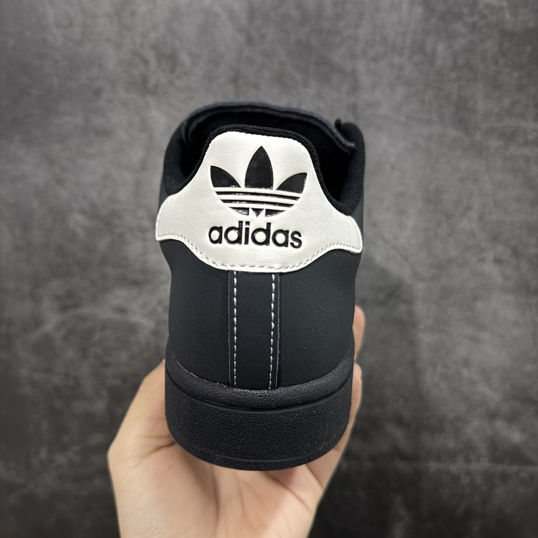 图片[4]-【H11版本】Adidas Original Superstar 2 阿迪达斯 低帮 黑白色 男女同款 贝壳头2代防滑耐磨轻便低邦板鞋 鞋身整体以黑色皮革打造，搭配经典黑色贝壳头，鞋身两侧经典锯齿三条杠Logo采用白色皮革点缀，侧身Superstar字样金色压印妆点，鞋舌上以Adidas字样及三叶草Logo呈现，瞬间提升鞋子的时尚程度，后跟装饰片辅以白色制作并带有Adidxas字样及三叶草Logo，最后黑色中底搭配同色系橡胶外底完善整体设计收尾。 货号：KI8502（2025.09.12发售） 尺码：35⅓ 36 36⅔ 37⅓ 38 38⅔ 39⅓ 40 40⅔ 41⅓ 42 42⅔ 43⅓ 44 44⅔ 45⅓ 编码：X1B210220-选品中心