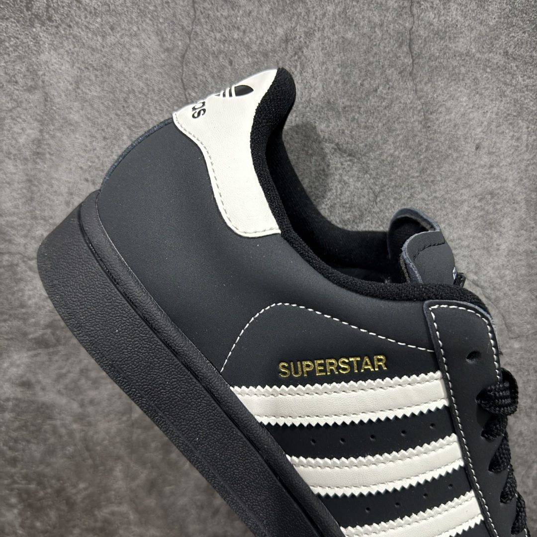 图片[7]-【H11版本】Adidas Original Superstar 2 阿迪达斯 低帮 黑白色 男女同款 贝壳头2代防滑耐磨轻便低邦板鞋 鞋身整体以黑色皮革打造，搭配经典黑色贝壳头，鞋身两侧经典锯齿三条杠Logo采用白色皮革点缀，侧身Superstar字样金色压印妆点，鞋舌上以Adidas字样及三叶草Logo呈现，瞬间提升鞋子的时尚程度，后跟装饰片辅以白色制作并带有Adidxas字样及三叶草Logo，最后黑色中底搭配同色系橡胶外底完善整体设计收尾。 货号：KI8502（2025.09.12发售） 尺码：35⅓ 36 36⅔ 37⅓ 38 38⅔ 39⅓ 40 40⅔ 41⅓ 42 42⅔ 43⅓ 44 44⅔ 45⅓ 编码：X1B210220-选品中心