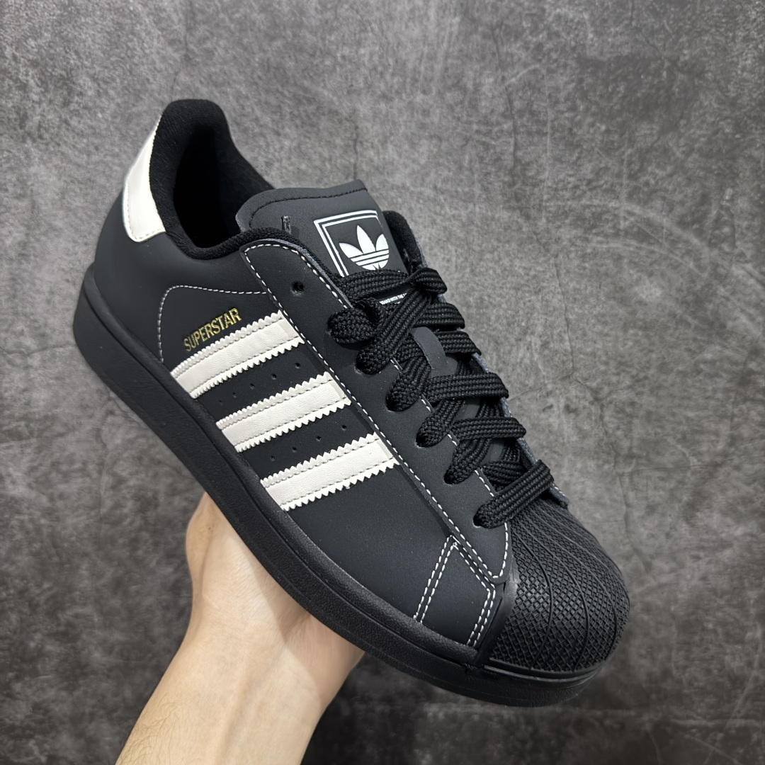 图片[3]-【H11版本】Adidas Original Superstar 2 阿迪达斯 低帮 黑白色 男女同款 贝壳头2代防滑耐磨轻便低邦板鞋 鞋身整体以黑色皮革打造，搭配经典黑色贝壳头，鞋身两侧经典锯齿三条杠Logo采用白色皮革点缀，侧身Superstar字样金色压印妆点，鞋舌上以Adidas字样及三叶草Logo呈现，瞬间提升鞋子的时尚程度，后跟装饰片辅以白色制作并带有Adidxas字样及三叶草Logo，最后黑色中底搭配同色系橡胶外底完善整体设计收尾。 货号：KI8502（2025.09.12发售） 尺码：35⅓ 36 36⅔ 37⅓ 38 38⅔ 39⅓ 40 40⅔ 41⅓ 42 42⅔ 43⅓ 44 44⅔ 45⅓ 编码：X1B210220-选品中心
