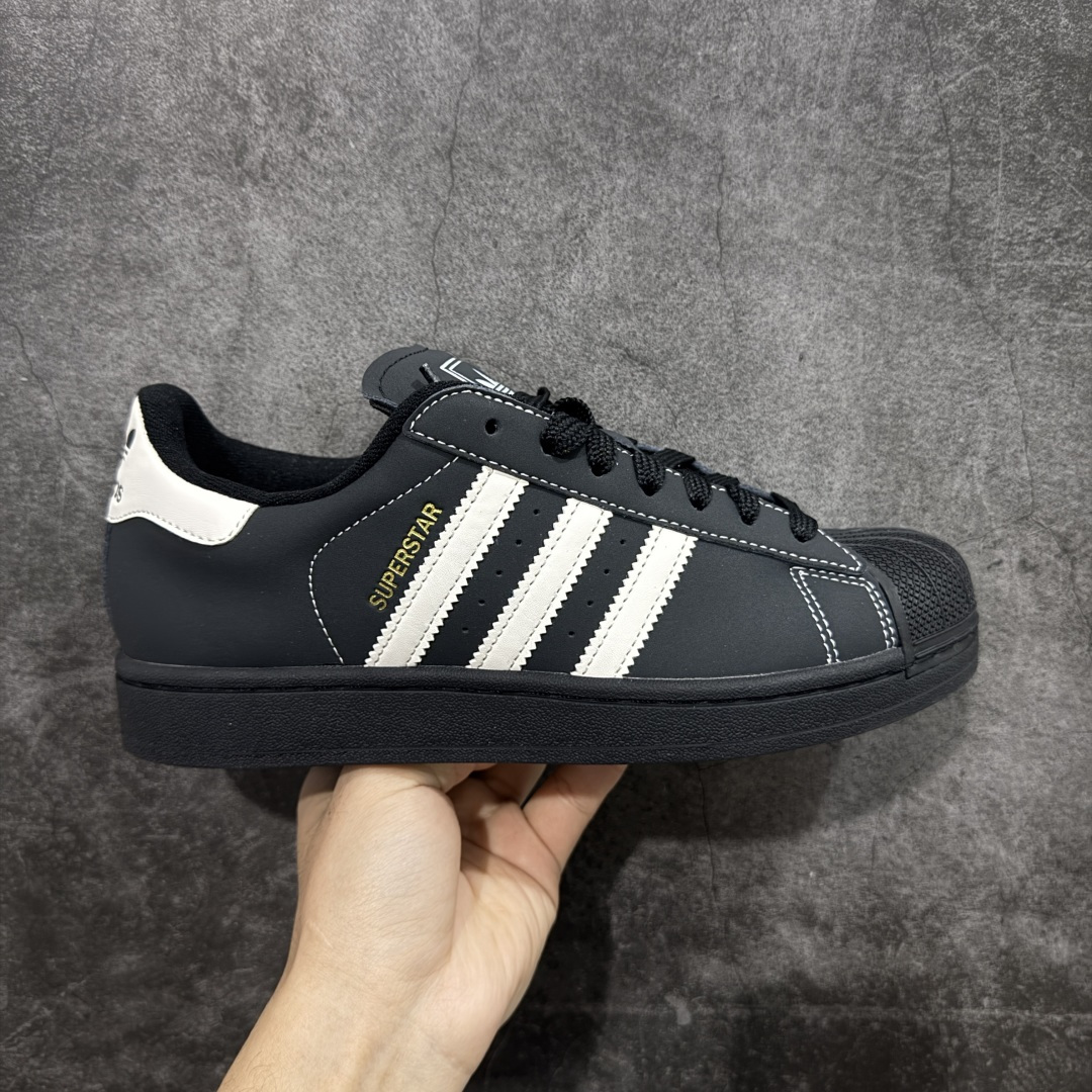 【H11版本】Adidas Original Superstar 2 阿迪达斯 低帮 黑白色 男女同款 贝壳头2代防滑耐磨轻便低邦板鞋 鞋身整体以黑色皮革打造，搭配经典黑色贝壳头，鞋身两侧经典锯齿三条杠Logo采用白色皮革点缀，侧身Superstar字样金色压印妆点，鞋舌上以Adidas字样及三叶草Logo呈现，瞬间提升鞋子的时尚程度，后跟装饰片辅以白色制作并带有Adidxas字样及三叶草Logo，最后黑色中底搭配同色系橡胶外底完善整体设计收尾。 货号：KI8502（2025.09.12发售） 尺码：35⅓ 36 36⅔ 37⅓ 38 38⅔ 39⅓ 40 40⅔ 41⅓ 42 42⅔ 43⅓ 44 44⅔ 45⅓ 编码：X1B210220-选品中心