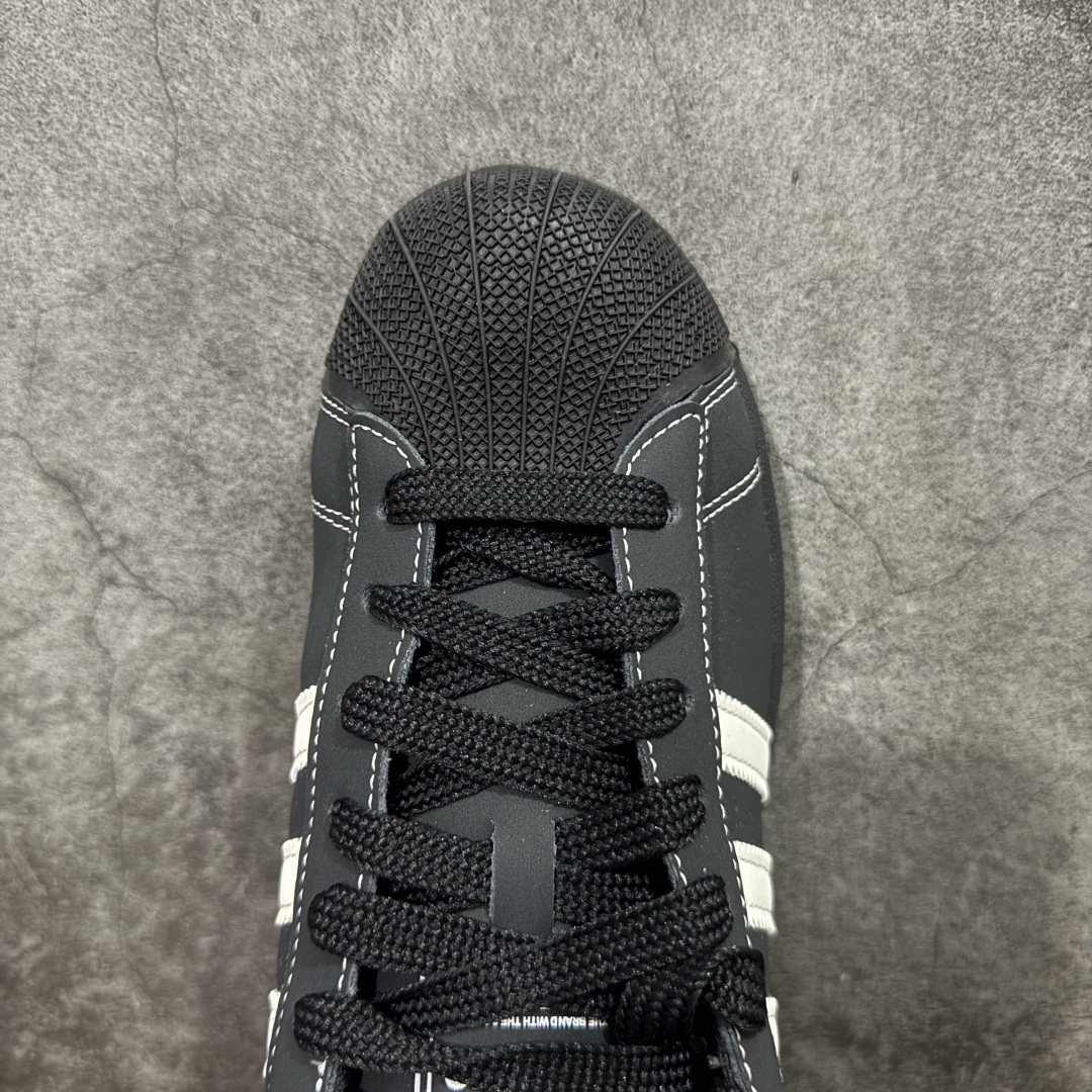 图片[5]-【H11版本】Adidas Original Superstar 2 阿迪达斯 低帮 黑白色 男女同款 贝壳头2代防滑耐磨轻便低邦板鞋 鞋身整体以黑色皮革打造，搭配经典黑色贝壳头，鞋身两侧经典锯齿三条杠Logo采用白色皮革点缀，侧身Superstar字样金色压印妆点，鞋舌上以Adidas字样及三叶草Logo呈现，瞬间提升鞋子的时尚程度，后跟装饰片辅以白色制作并带有Adidxas字样及三叶草Logo，最后黑色中底搭配同色系橡胶外底完善整体设计收尾。 货号：KI8502（2025.09.12发售） 尺码：35⅓ 36 36⅔ 37⅓ 38 38⅔ 39⅓ 40 40⅔ 41⅓ 42 42⅔ 43⅓ 44 44⅔ 45⅓ 编码：X1B210220-选品中心