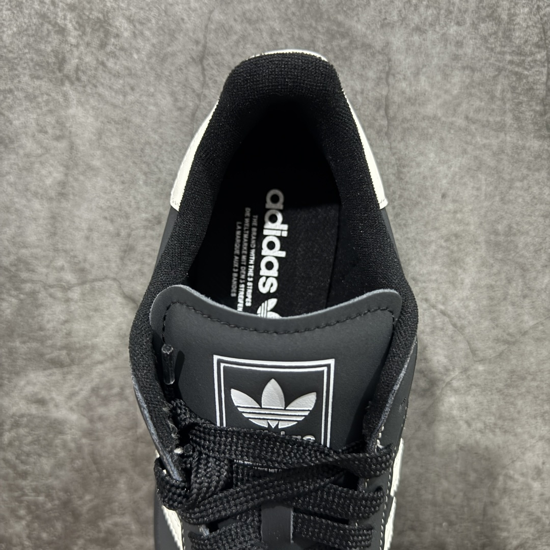 图片[8]-【H11版本】Adidas Original Superstar 2 阿迪达斯 低帮 黑白色 男女同款 贝壳头2代防滑耐磨轻便低邦板鞋 鞋身整体以黑色皮革打造，搭配经典黑色贝壳头，鞋身两侧经典锯齿三条杠Logo采用白色皮革点缀，侧身Superstar字样金色压印妆点，鞋舌上以Adidas字样及三叶草Logo呈现，瞬间提升鞋子的时尚程度，后跟装饰片辅以白色制作并带有Adidxas字样及三叶草Logo，最后黑色中底搭配同色系橡胶外底完善整体设计收尾。 货号：KI8502（2025.09.12发售） 尺码：35⅓ 36 36⅔ 37⅓ 38 38⅔ 39⅓ 40 40⅔ 41⅓ 42 42⅔ 43⅓ 44 44⅔ 45⅓ 编码：X1B210220-选品中心