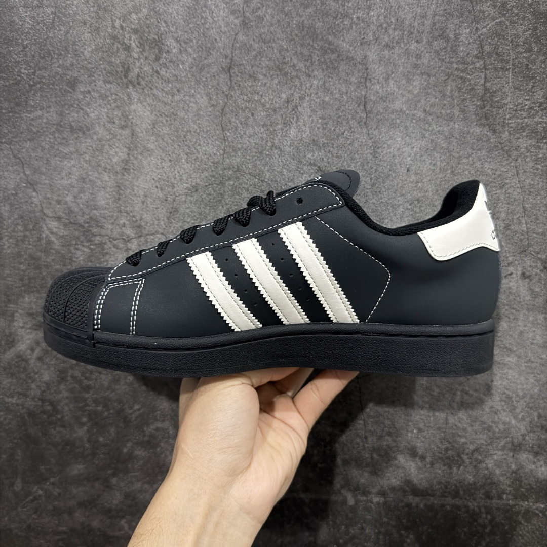 图片[2]-【H11版本】Adidas Original Superstar 2 阿迪达斯 低帮 黑白色 男女同款 贝壳头2代防滑耐磨轻便低邦板鞋 鞋身整体以黑色皮革打造，搭配经典黑色贝壳头，鞋身两侧经典锯齿三条杠Logo采用白色皮革点缀，侧身Superstar字样金色压印妆点，鞋舌上以Adidas字样及三叶草Logo呈现，瞬间提升鞋子的时尚程度，后跟装饰片辅以白色制作并带有Adidxas字样及三叶草Logo，最后黑色中底搭配同色系橡胶外底完善整体设计收尾。 货号：KI8502（2025.09.12发售） 尺码：35⅓ 36 36⅔ 37⅓ 38 38⅔ 39⅓ 40 40⅔ 41⅓ 42 42⅔ 43⅓ 44 44⅔ 45⅓ 编码：X1B210220-选品中心