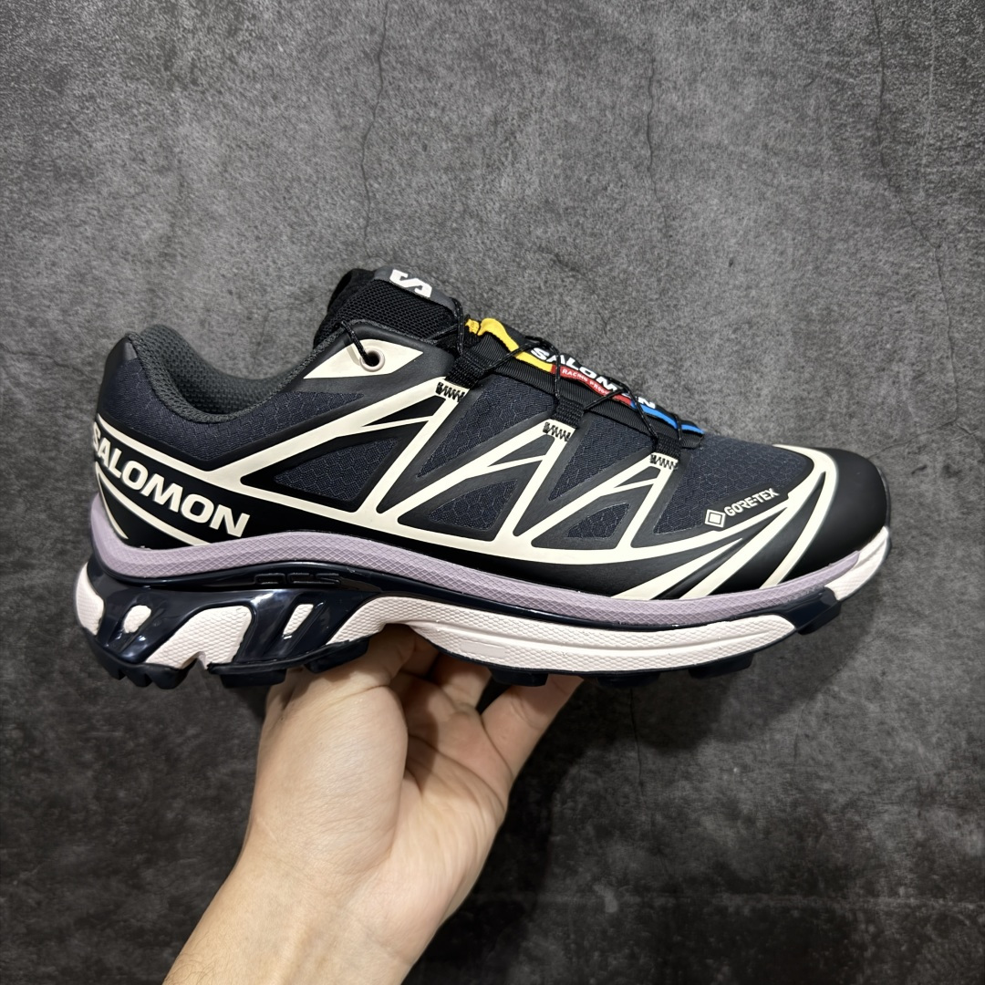 【巅峰升级版】 Salomon XT-6 GTX 防水款新配色478614 萨洛蒙复古潮流户外机能登山跑鞋 纯原外贸平台特供订单 耗时半年巨作 全套原纸板楦头开发 原厂特供网布配套加持 确保原汁原味 完美呈现版型 原档数据独家私模五层组合大底 原装Ortholite轻量化鞋垫 中底布带钢印编号 原厂TPU锁扣 进口港宝加持 后跟自然饱满 还原公司包裹性 鞋面以“锯齿”状的包裹系统呈现 在基色底之下加入了各种色点缀 将公司的最新技术和时尚前卫的造型融入耐用的长跑款式中 鞋面由 TPU 薄膜制成 并焊接在高耐磨网眼上 使其既时尚又坚固 由 ACS底盘支撑 可增强稳定性和支撑力 以及由橡胶凸耳 Contragrip外底覆盖的 EVA 缓冲中底 旨在应对崎岖的地形 鞋舌上的彩色Salomon 标签、Quicklace 系统以及鞋头、鞋舌和鞋跟上的附加品牌使细节更加完美 让穿着者可以轻松驾驭户外与通勤下的任何运动生活场景 无缝鞋身户外随意纵横 颜值与脚感兼备 出街通勤 绝对非常吸睛 你值得拥有 尺码：36 36.5 37.5 38 38.5 39 40 40.5 41 42 42.5 43 44 44.5 45-选品中心