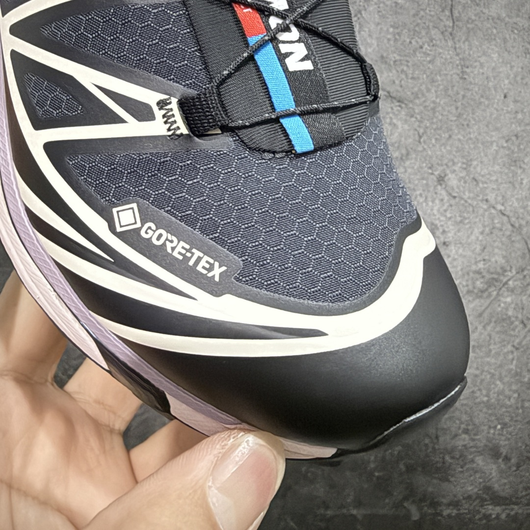 图片[5]-【巅峰升级版】 Salomon XT-6 GTX 防水款新配色478614 萨洛蒙复古潮流户外机能登山跑鞋 纯原外贸平台特供订单 耗时半年巨作 全套原纸板楦头开发 原厂特供网布配套加持 确保原汁原味 完美呈现版型 原档数据独家私模五层组合大底 原装Ortholite轻量化鞋垫 中底布带钢印编号 原厂TPU锁扣 进口港宝加持 后跟自然饱满 还原公司包裹性 鞋面以“锯齿”状的包裹系统呈现 在基色底之下加入了各种色点缀 将公司的最新技术和时尚前卫的造型融入耐用的长跑款式中 鞋面由 TPU 薄膜制成 并焊接在高耐磨网眼上 使其既时尚又坚固 由 ACS底盘支撑 可增强稳定性和支撑力 以及由橡胶凸耳 Contragrip外底覆盖的 EVA 缓冲中底 旨在应对崎岖的地形 鞋舌上的彩色Salomon 标签、Quicklace 系统以及鞋头、鞋舌和鞋跟上的附加品牌使细节更加完美 让穿着者可以轻松驾驭户外与通勤下的任何运动生活场景 无缝鞋身户外随意纵横 颜值与脚感兼备 出街通勤 绝对非常吸睛 你值得拥有 尺码：36 36.5 37.5 38 38.5 39 40 40.5 41 42 42.5 43 44 44.5 45-选品中心