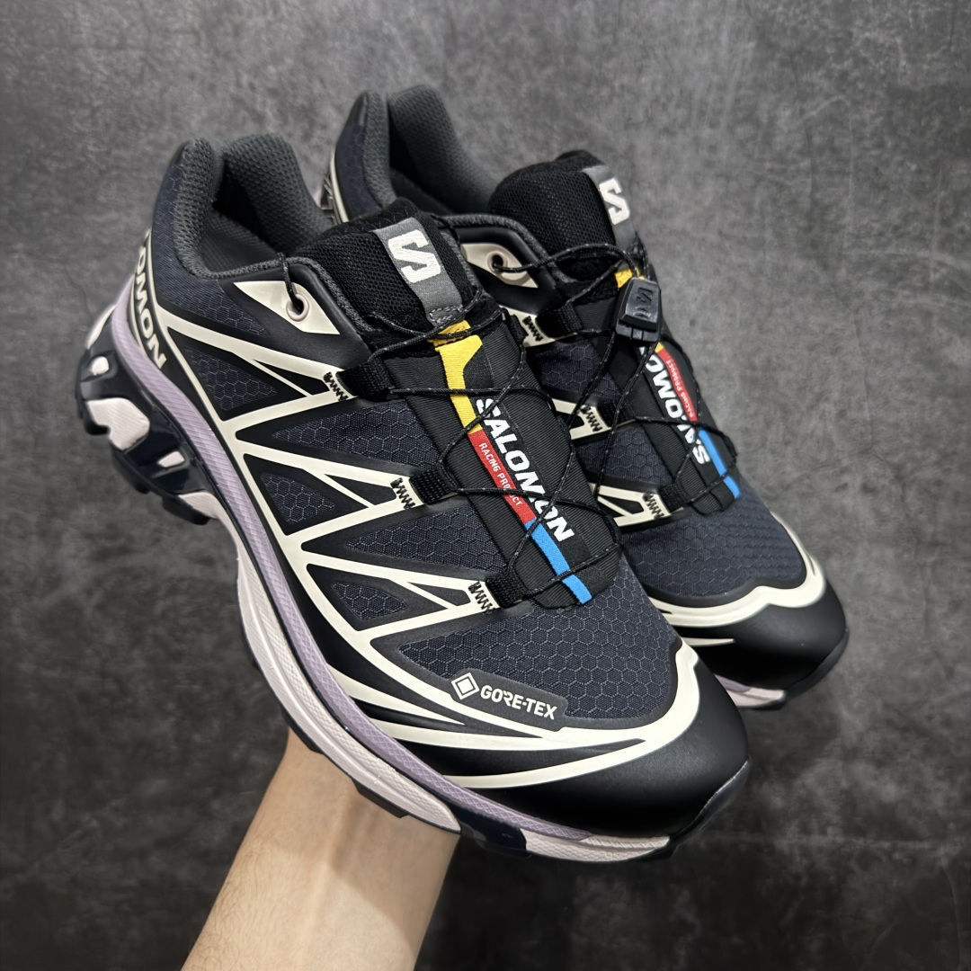 【巅峰升级版】 Salomon XT-6 GTX 防水款新配色478614 萨洛蒙复古潮流户外机能登山跑鞋 纯原外贸平台特供订单 耗时半年巨作 全套原纸板楦头开发 原厂特供网布配套加持 确保原汁原味 完美呈现版型 原档数据独家私模五层组合大底 原装Ortholite轻量化鞋垫 中底布带钢印编号 原厂TPU锁扣 进口港宝加持 后跟自然饱满 还原公司包裹性 鞋面以“锯齿”状的包裹系统呈现 在基色底之下加入了各种色点缀 将公司的最新技术和时尚前卫的造型融入耐用的长跑款式中 鞋面由 TPU 薄膜制成 并焊接在高耐磨网眼上 使其既时尚又坚固 由 ACS底盘支撑 可增强稳定性和支撑力 以及由橡胶凸耳 Contragrip外底覆盖的 EVA 缓冲中底 旨在应对崎岖的地形 鞋舌上的彩色Salomon 标签、Quicklace 系统以及鞋头、鞋舌和鞋跟上的附加品牌使细节更加完美 让穿着者可以轻松驾驭户外与通勤下的任何运动生活场景 无缝鞋身户外随意纵横 颜值与脚感兼备 出街通勤 绝对非常吸睛 你值得拥有 尺码：36 36.5 37.5 38 38.5 39 40 40.5 41 42 42.5 43 44 44.5 45-选品中心