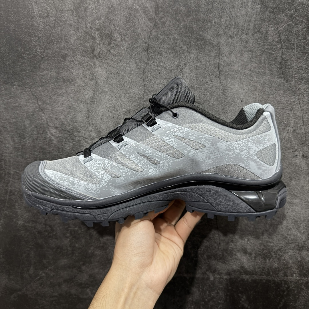 图片[2]-【莞产原底面】Salomon XT-4 OG Advanced 萨洛蒙系列低帮城市越野机能透气休闲运动鞋 478769 鞋舌处附有迷你网眼袋收纳鞋绳以及下方的多色 Logo 标签 接着搭载奶油色 ACS 技术中底以及金色 TPU 塑料部件提升鞋款耐用性 中底与鞋面之间饰有海蓝色条状细节有效增添鞋款层次 最后应用黑色 Contragrip Chevron 外底完成鞋款设计 这次配色颇为高调 两款配色均以绚丽的渐变设计呈现 一款以粉紫渐变主打 另一款以黄绿渐变呈现 视觉效果相当吸睛 鞋面的使用玻璃纤维覆盖物加固 并通过细绳扣系带系统进行锁定 Salomon 的品牌logo 出现在脚后跟和前掌部位 中底虽然偏薄 但非常耐用 与模压塑料ACS 框架以及致密AC2 Muscle 鞋底单元结合 能够提供出色的支撑力和缓冲性 尺码：36 36.5 37.5 38 38.5 39 40 40.5 41 42 42.5 43 44 44.5 45-选品中心